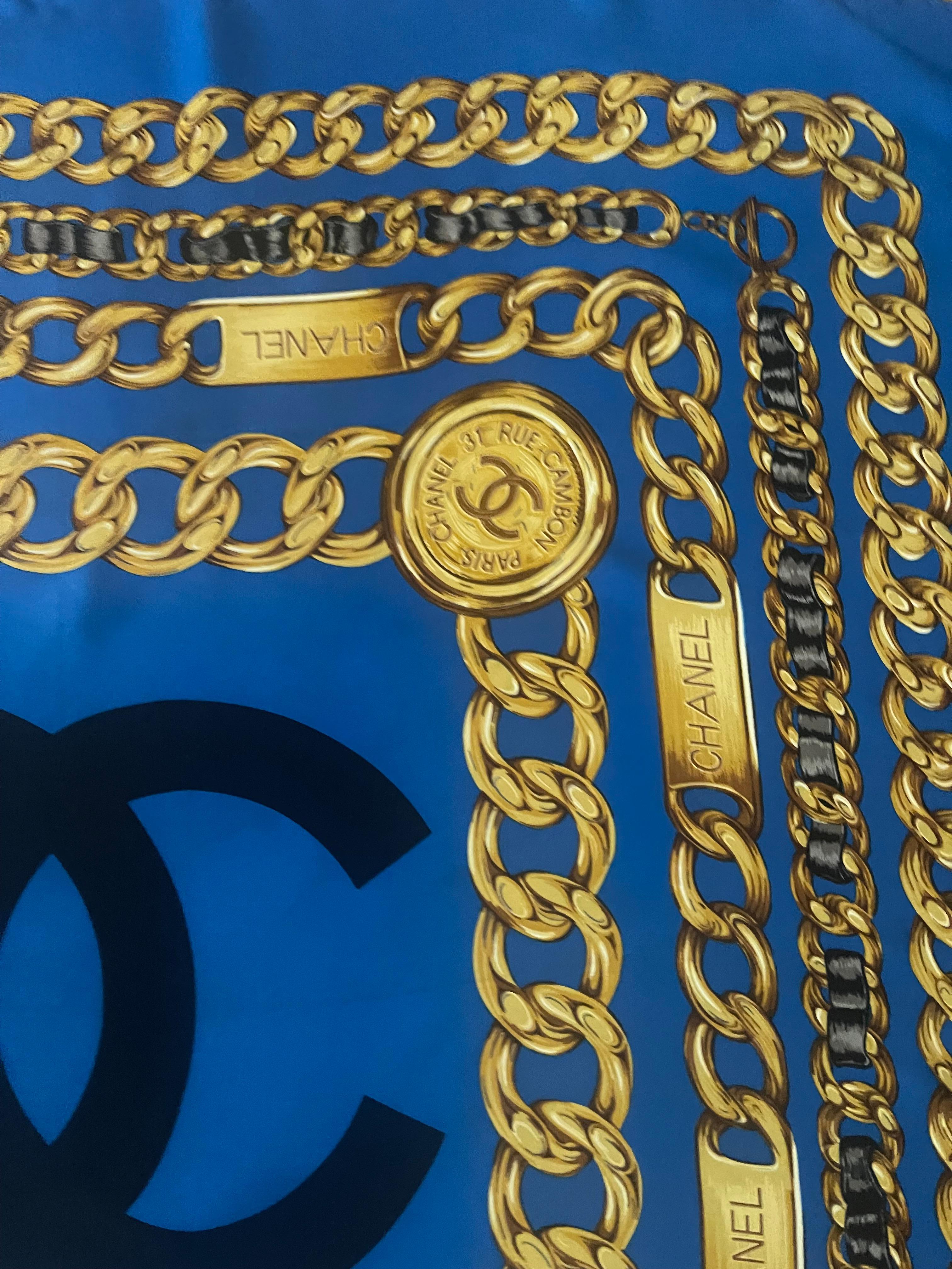 Sciarpa di seta a catena blu Chanel in vendita 3