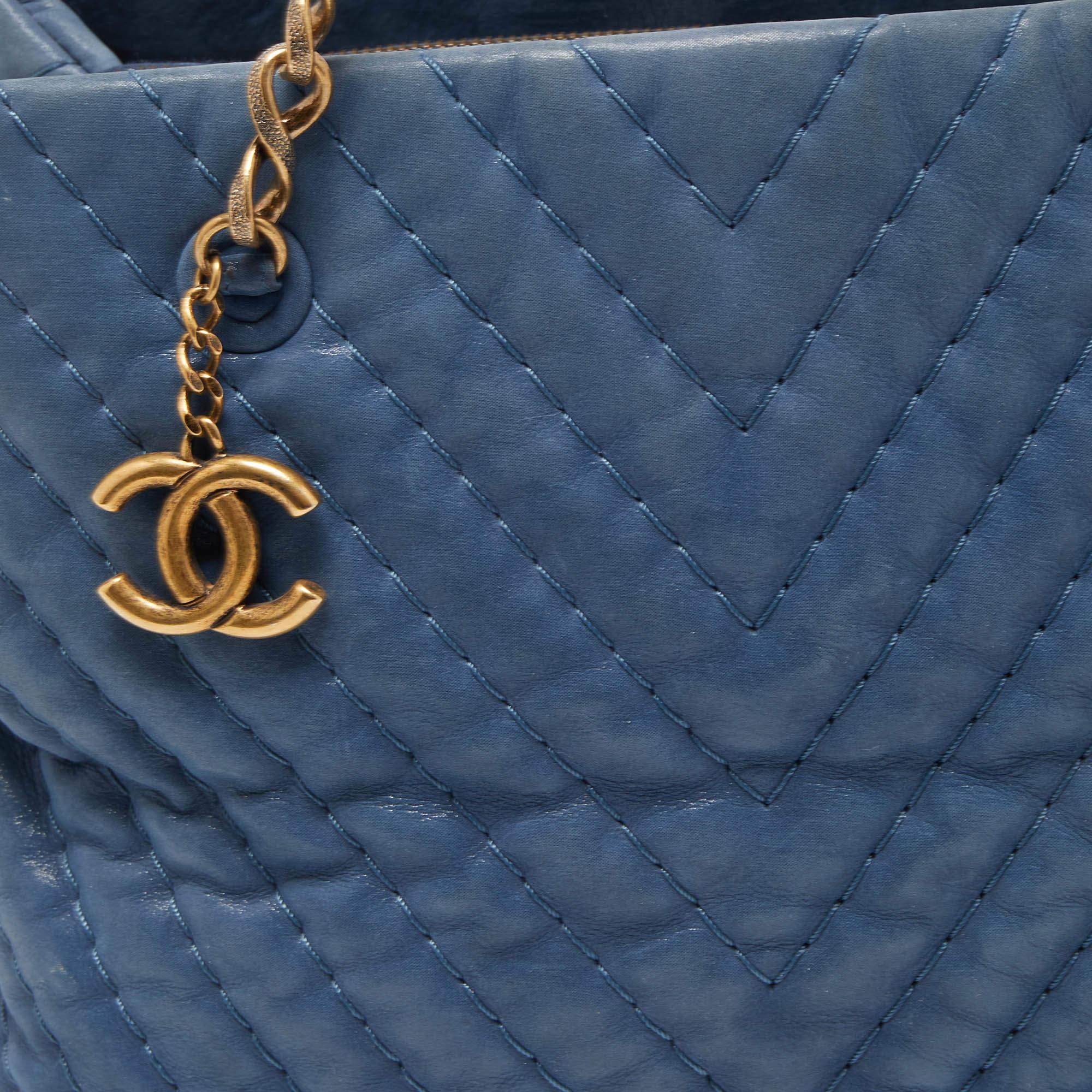Chanel Blaue Chevron schillernde große Surpique-Tasche aus Leder im Angebot 6
