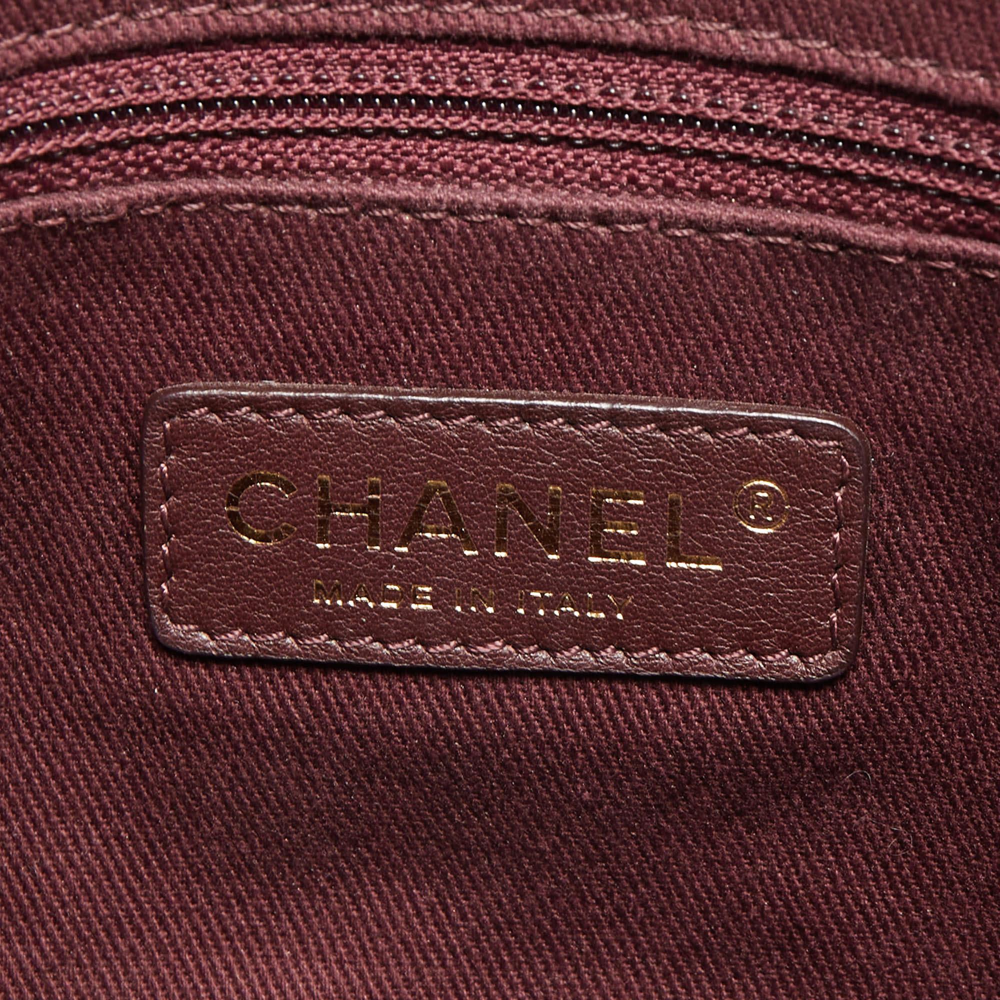 Chanel Blaue Chevron schillernde große Surpique-Tasche aus Leder im Angebot 9
