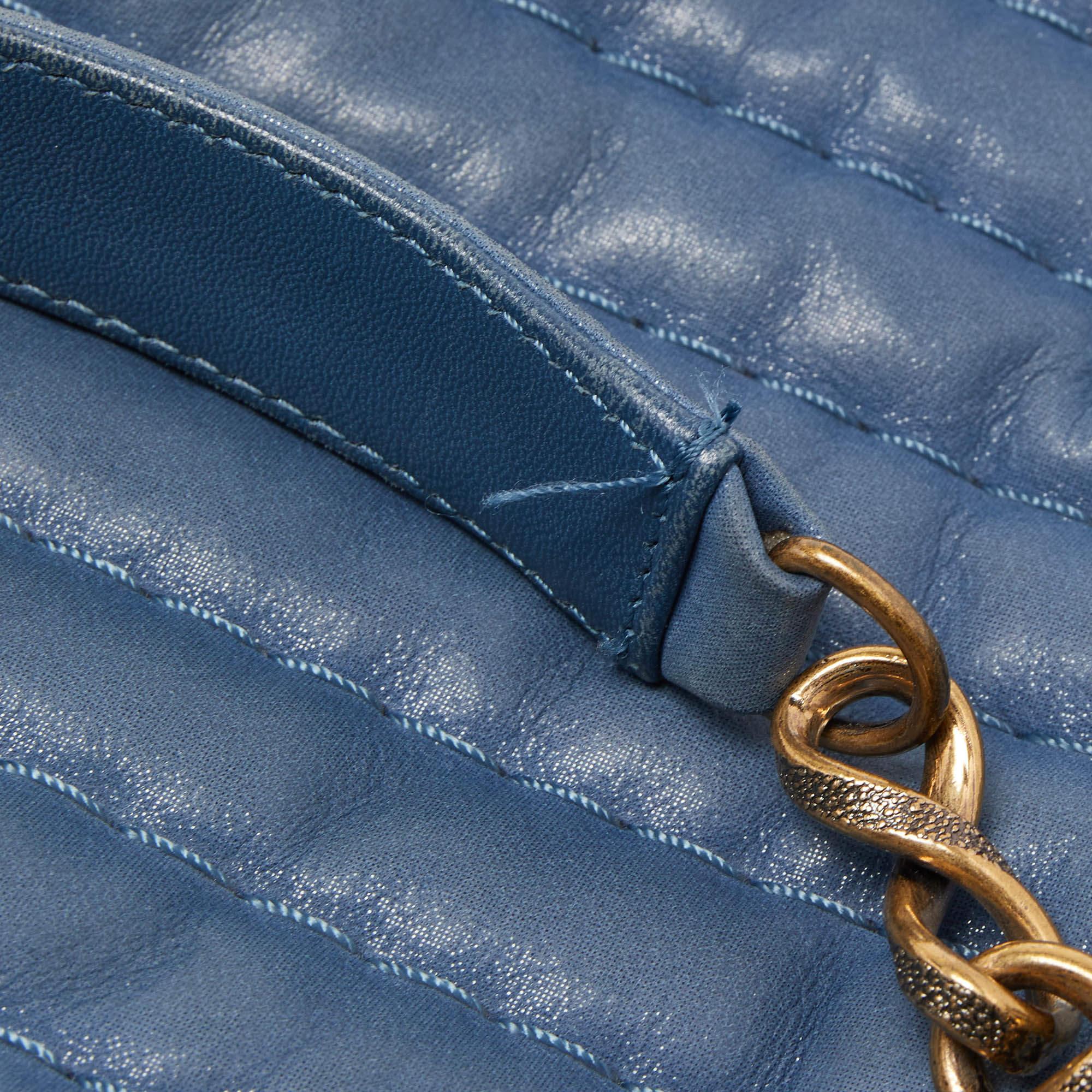 Chanel Blaue Chevron schillernde große Surpique-Tasche aus Leder im Angebot 11