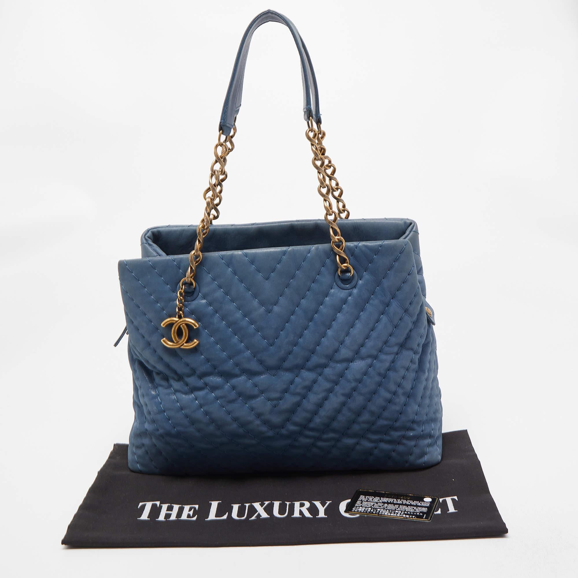 Chanel Blaue Chevron schillernde große Surpique-Tasche aus Leder im Angebot 13