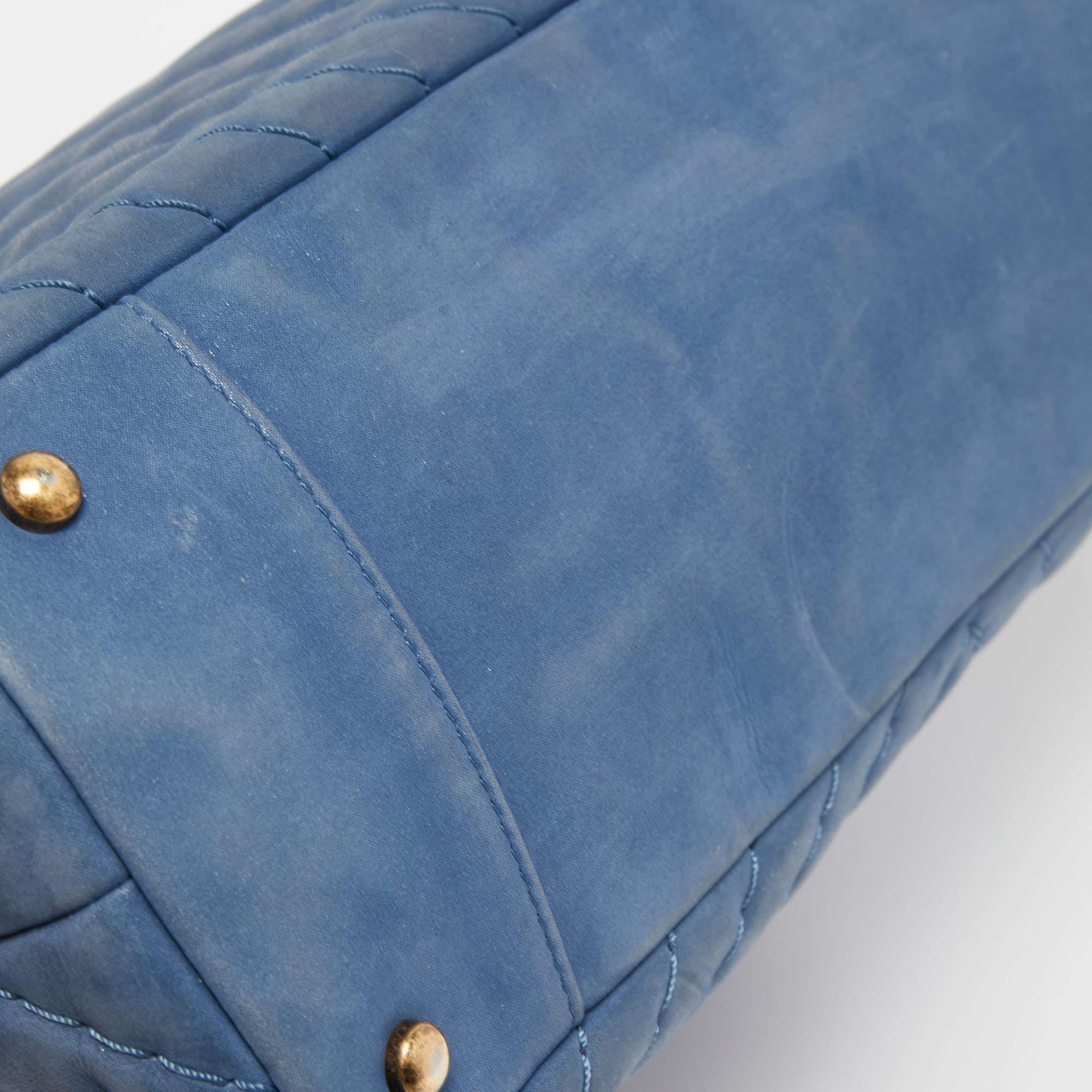 Chanel Blaue Chevron schillernde große Surpique-Tasche aus Leder Damen im Angebot