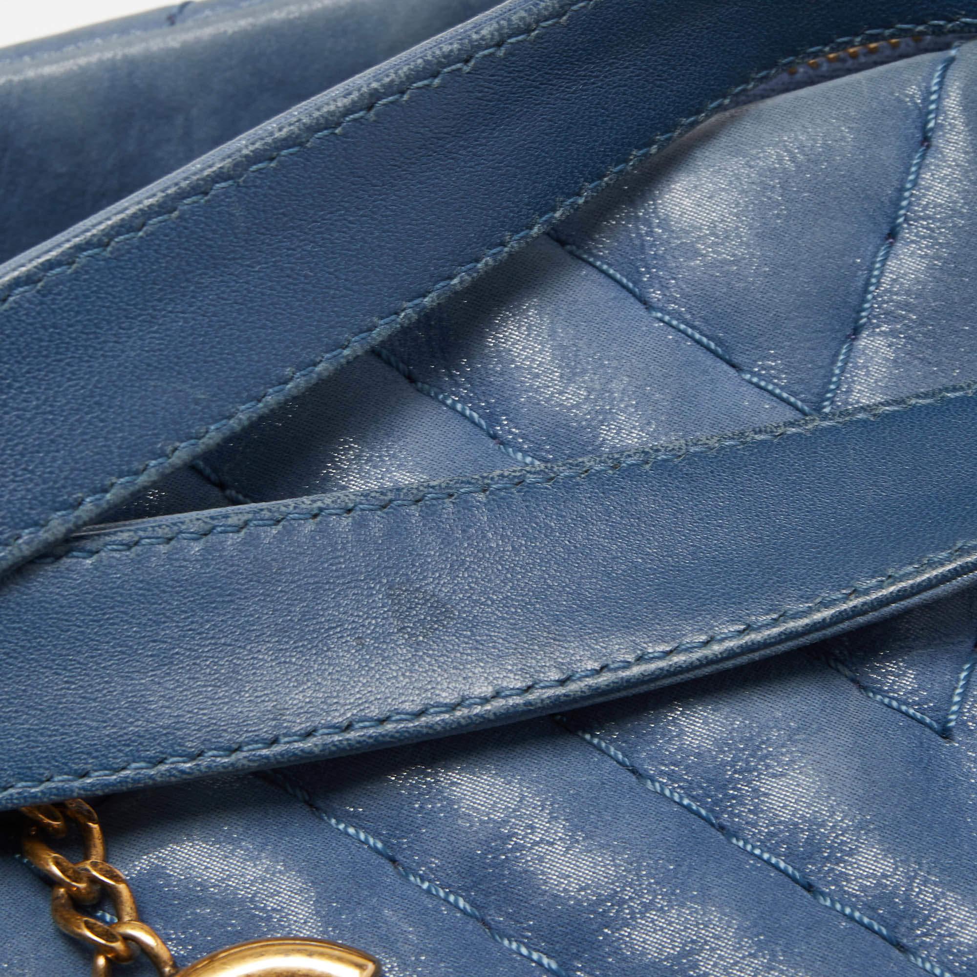 Chanel Blaue Chevron schillernde große Surpique-Tasche aus Leder im Angebot 5