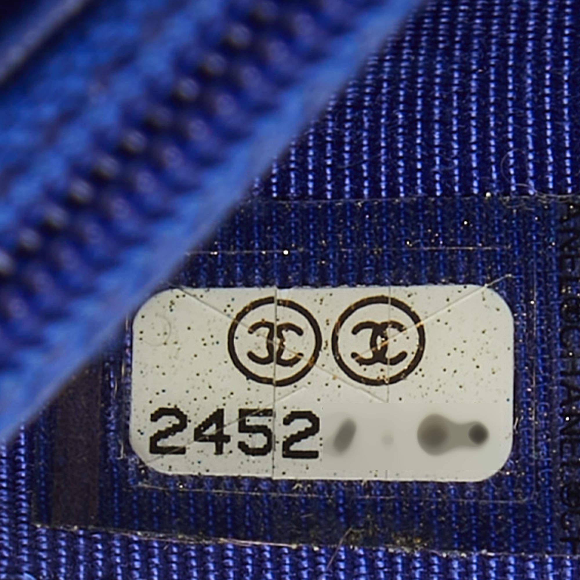 Chanel - Portefeuille classique en cuir bleu à chevrons sur chaîne en vente 8
