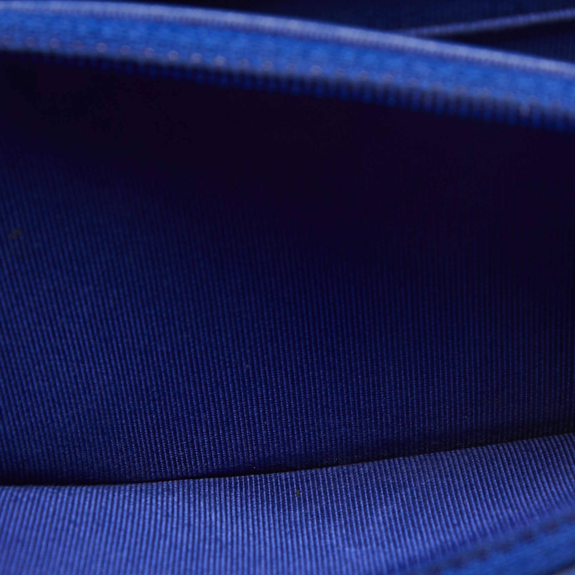 Chanel - Portefeuille classique en cuir bleu à chevrons sur chaîne en vente 9