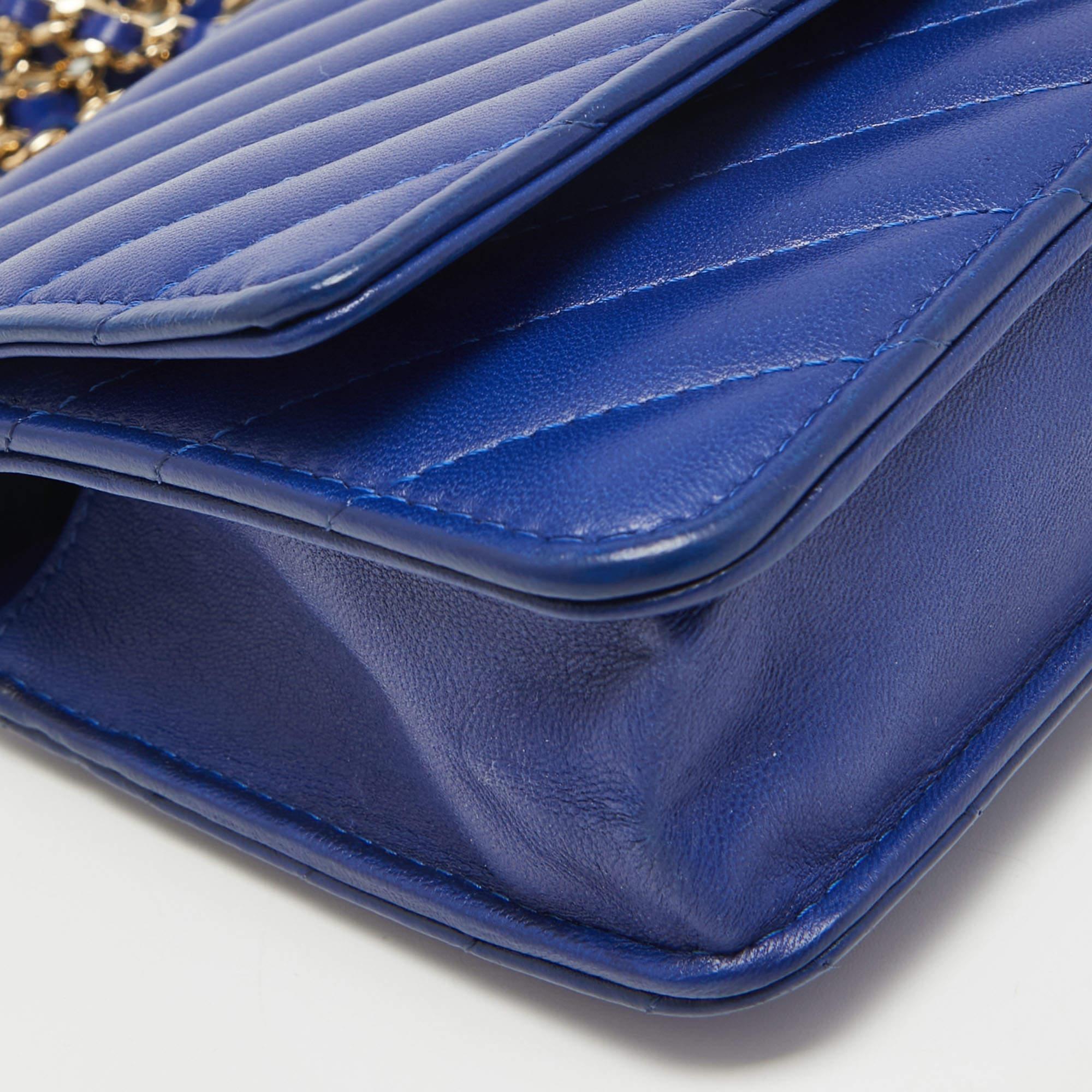 Chanel - Portefeuille classique en cuir bleu à chevrons sur chaîne en vente 11