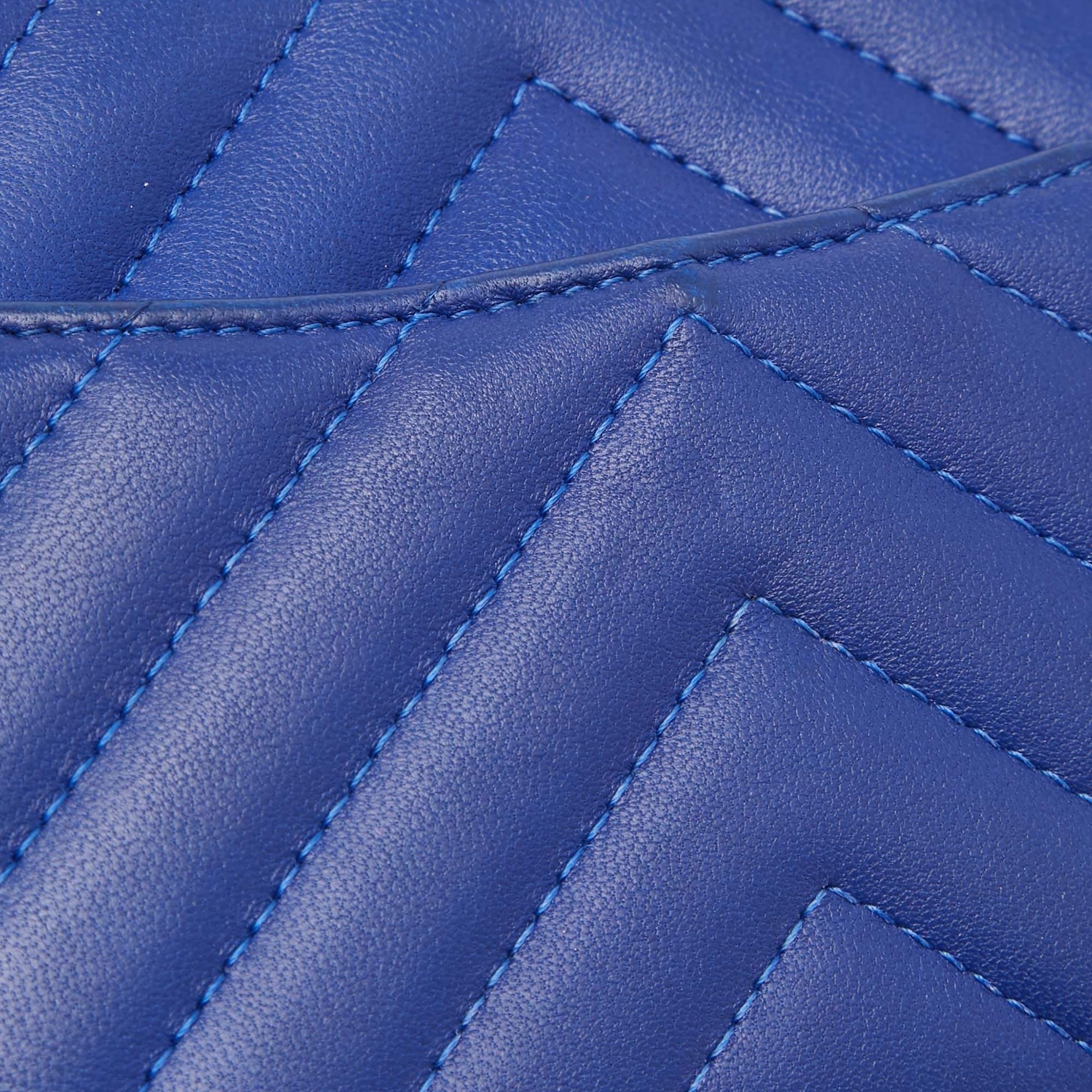 Chanel - Portefeuille classique en cuir bleu à chevrons sur chaîne Bon état - En vente à Dubai, Al Qouz 2