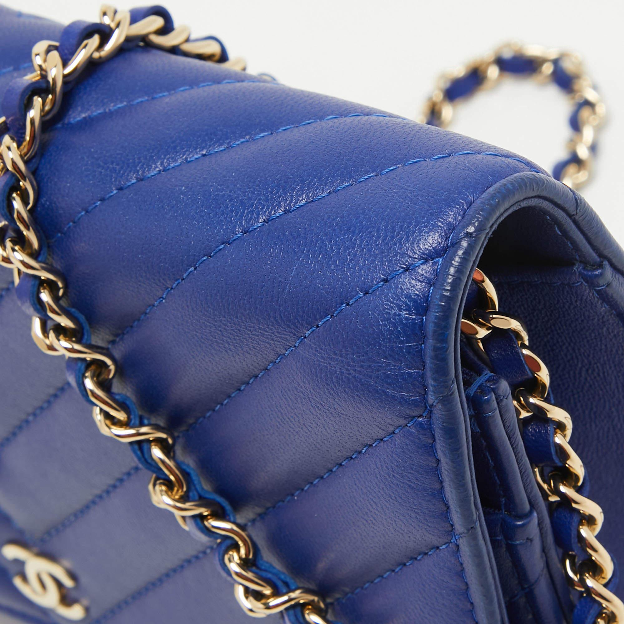 Chanel Blue Chevron Leather Classic Geldbörse an Kette Damen im Angebot