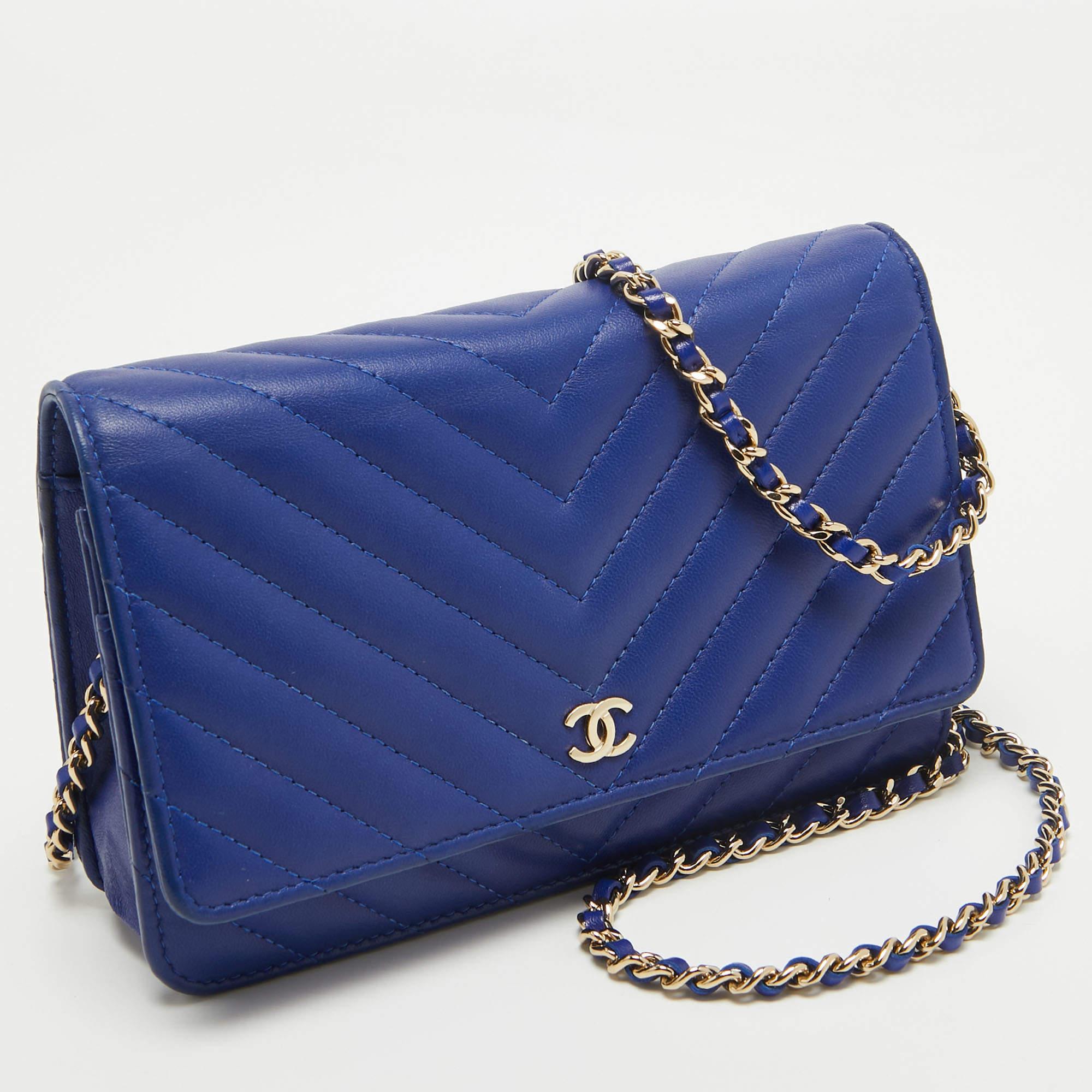 Chanel - Portefeuille classique en cuir bleu à chevrons sur chaîne en vente 1