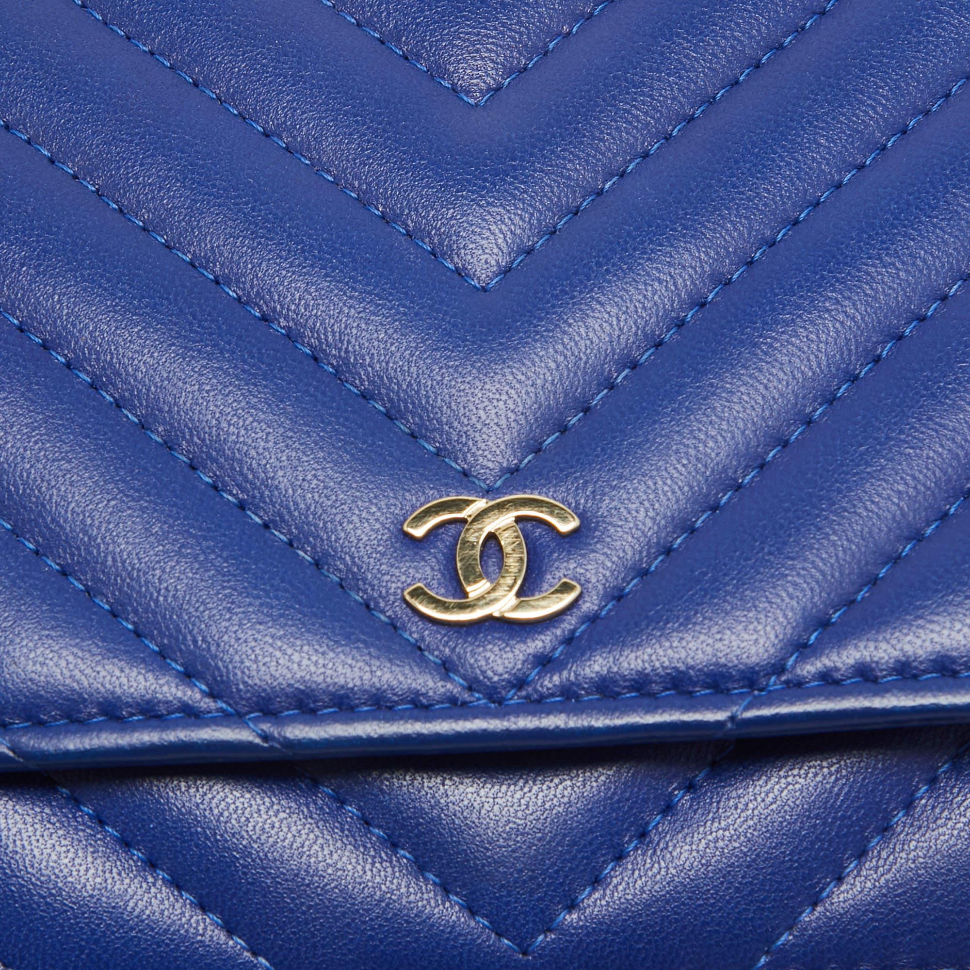 Chanel - Portefeuille classique en cuir bleu à chevrons sur chaîne en vente 3