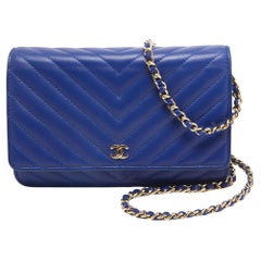 Chanel - Portefeuille classique en cuir bleu à chevrons sur chaîne
