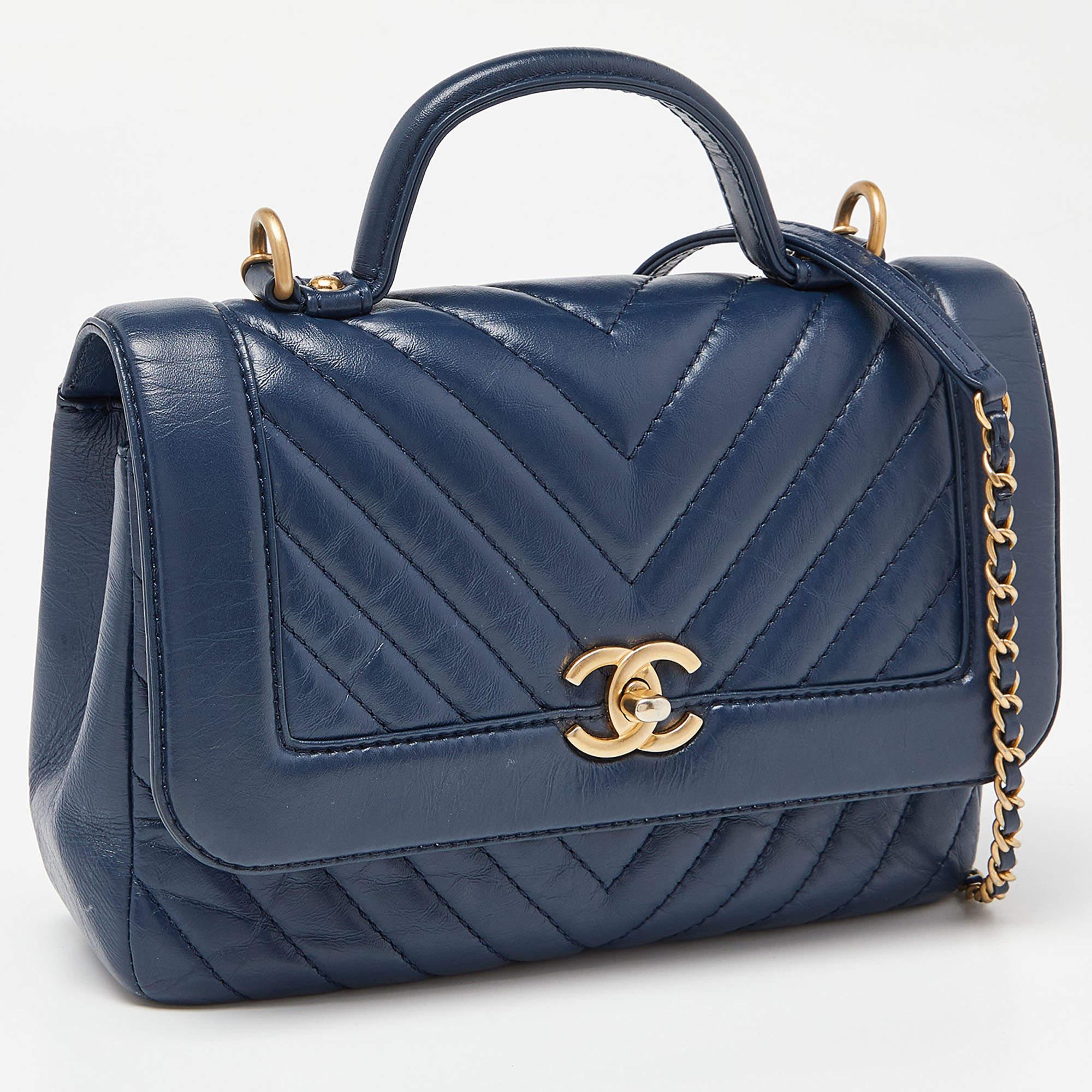 Every creation of Chanel maintains the legacy of the brand with its brilliant craftsmanship and artistic designs. This Classic bag comes exquisitely created from Chevron leather and embodies an alluring appeal. While the chain-leather shoulder strap