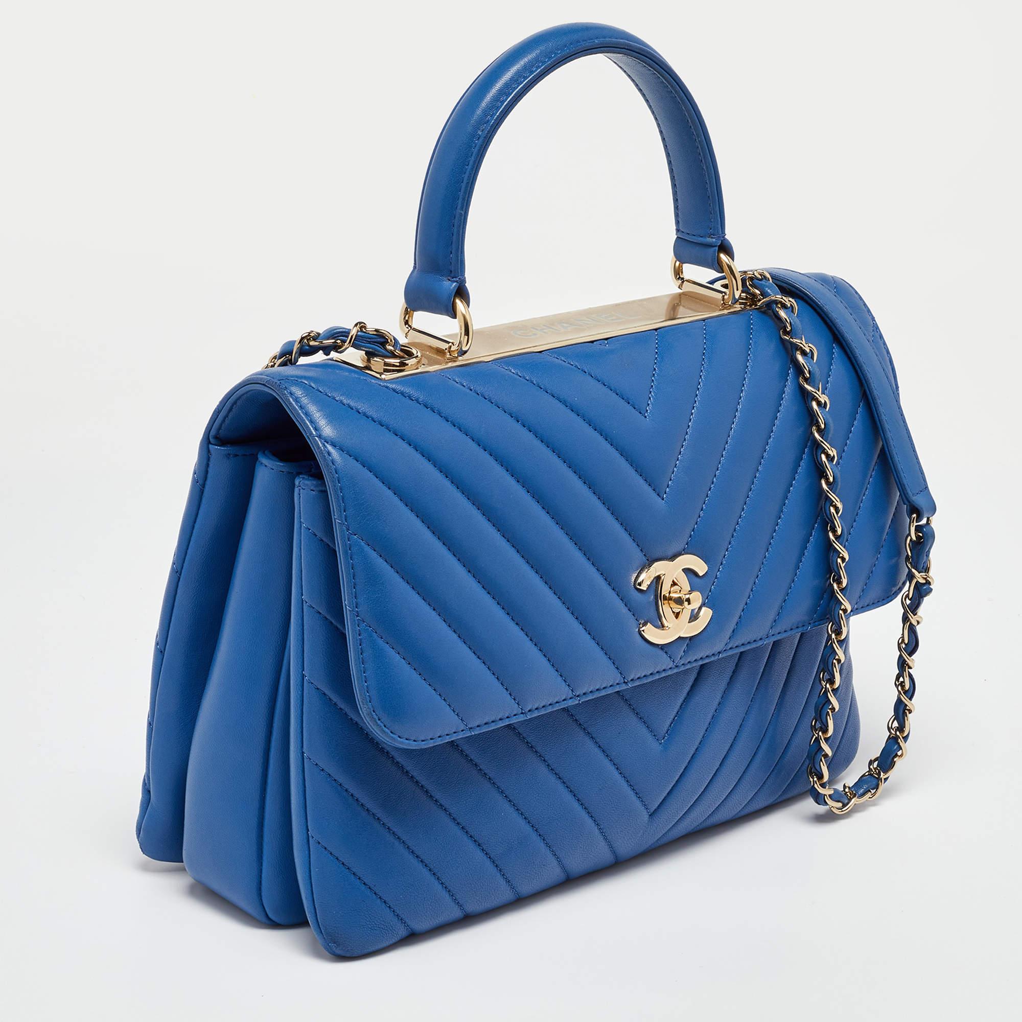 Chanel Blue Chevron Leather Medium Trendy CC Flap Bag In Good Condition For Sale In Dubai, Al Qouz 2