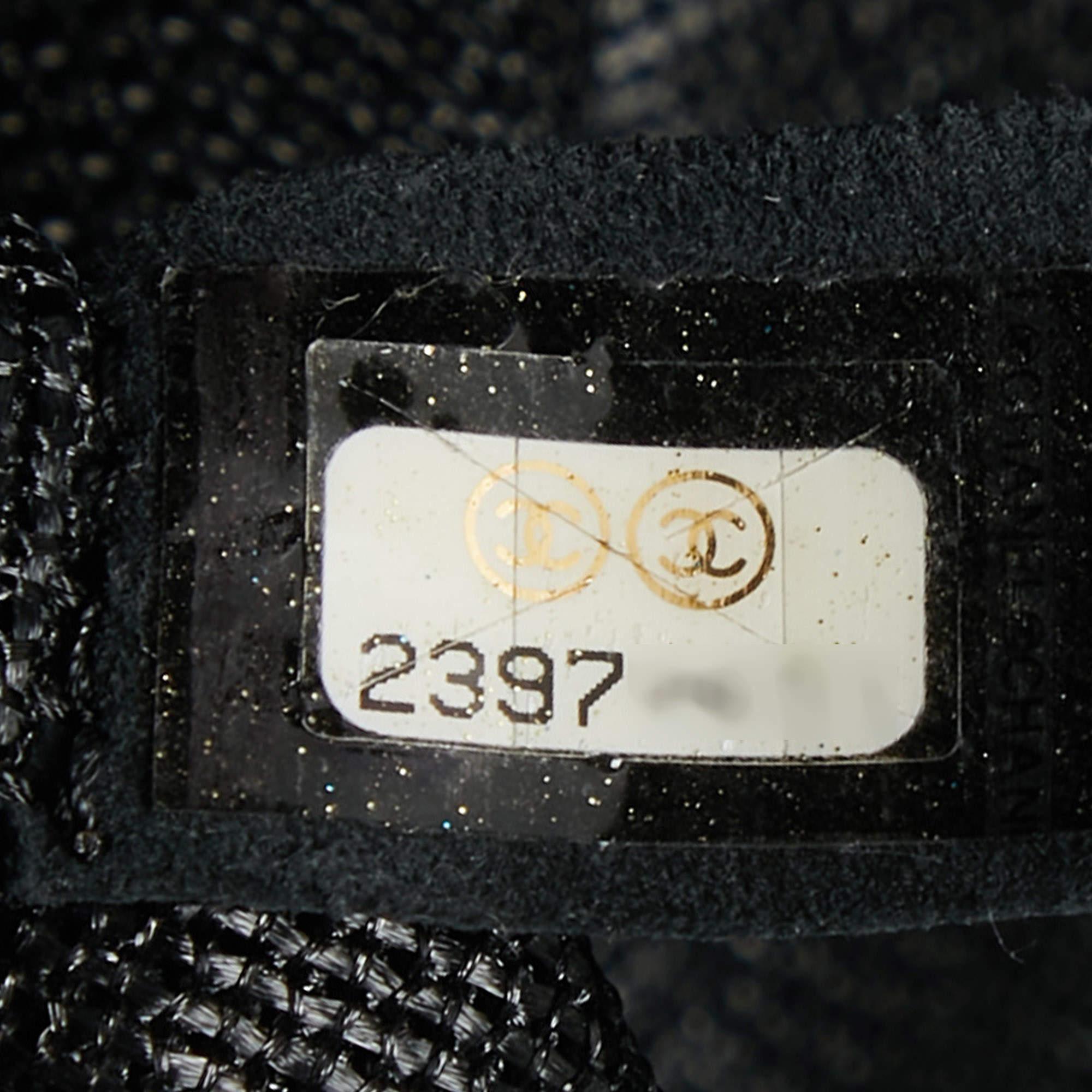 Chanel sac à rabat XXL de voyage bleu à chevrons en vente 8