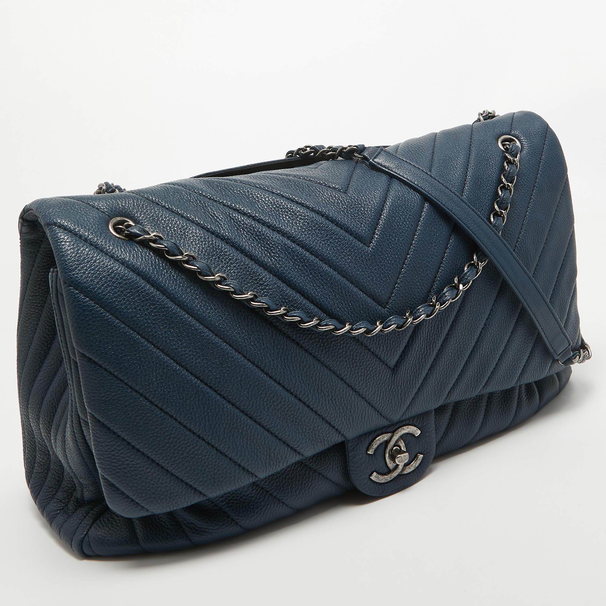 Offrez-vous le luxe avec ce sac Chanel. Méticuleusement fabriqué à partir de matériaux de première qualité, il allie un design exquis, un savoir-faire impeccable et une élégance intemporelle. Cet accessoire de mode rehausse votre style.

