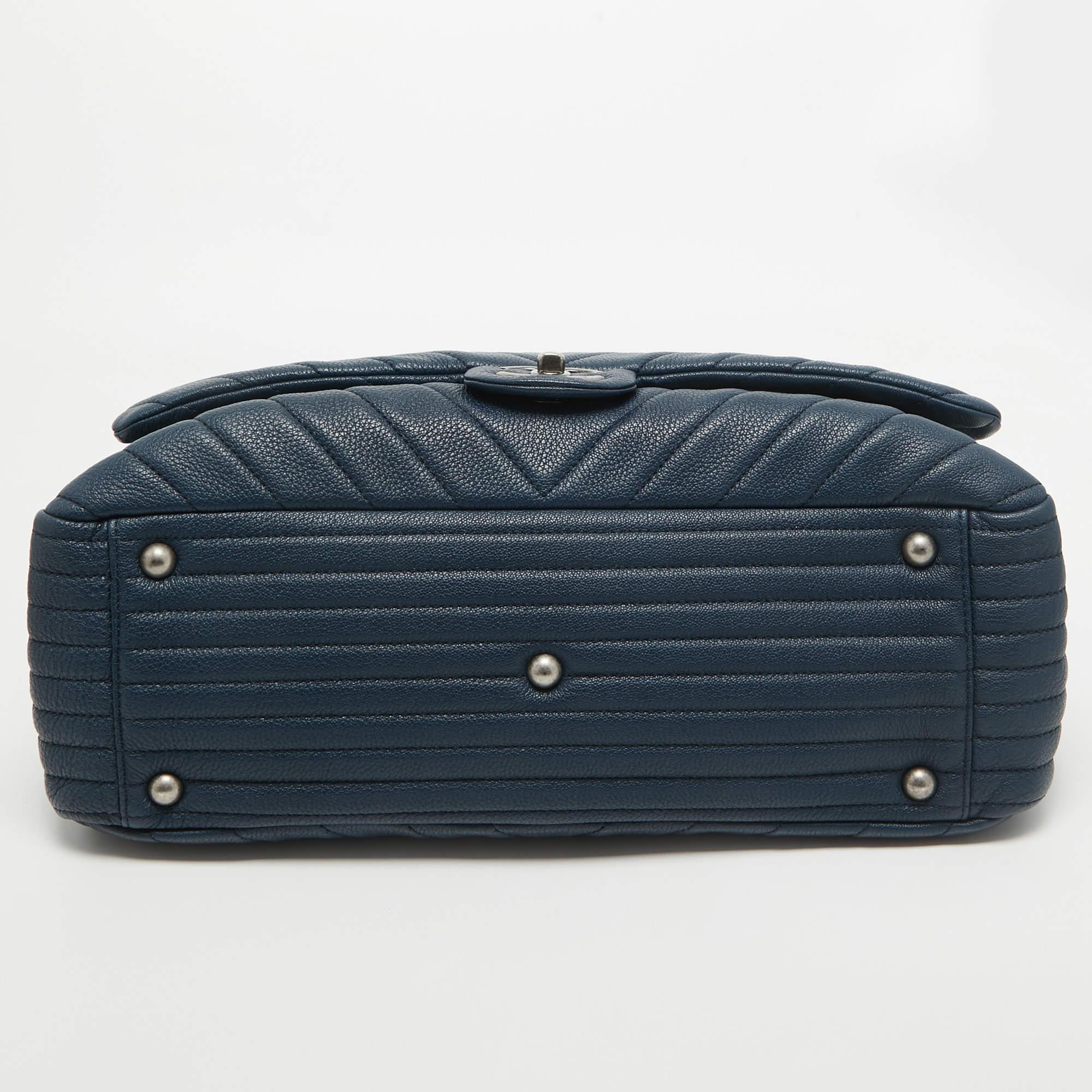 Chanel sac à rabat XXL de voyage bleu à chevrons en vente 1