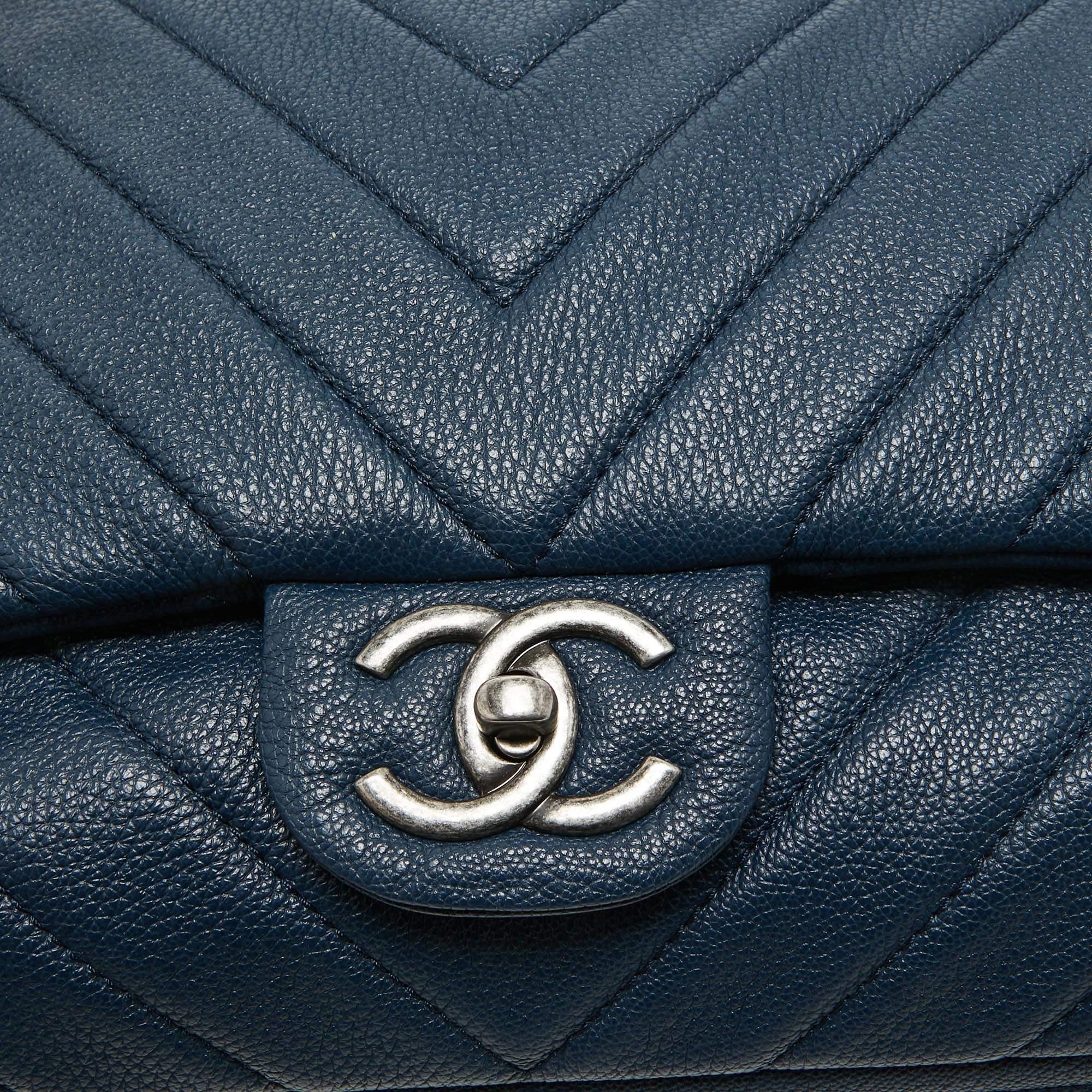 Chanel sac à rabat XXL de voyage bleu à chevrons en vente 4