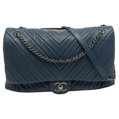 Chanel sac à rabat XXL de voyage bleu à chevrons