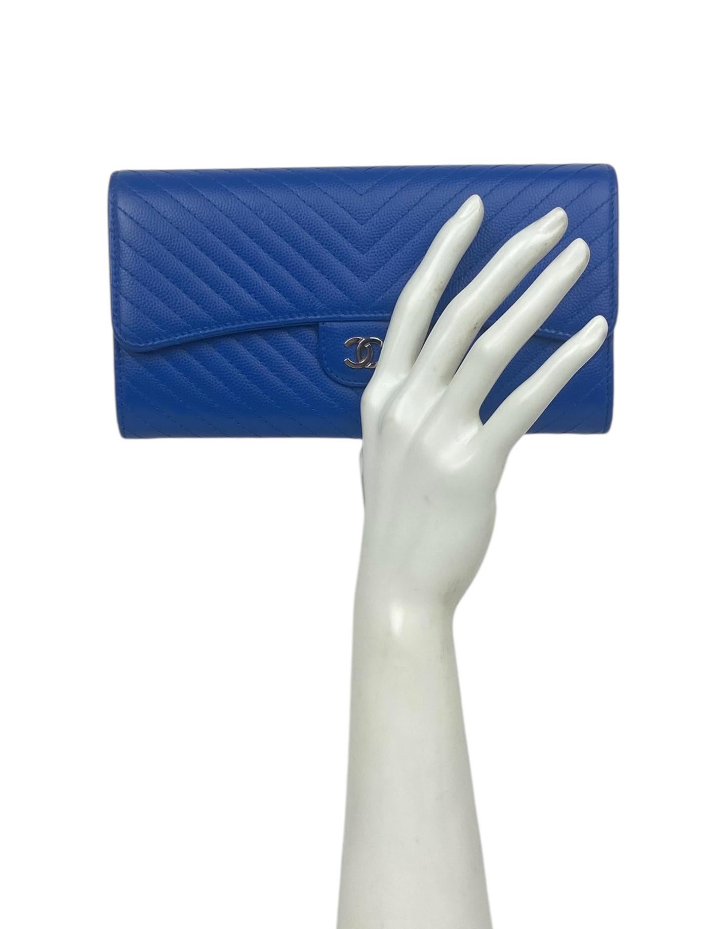 Portafoglio lungo Chanel blu con soffietto CC Classic Flap

Prodotto in: Italia
Anno di produzione: 2016-2017
Colore: blu cobalto
Hardware: Silvertone
Materiali: Pelle di caviale
Fodera: Pelle e gros grain
Chiusura/apertura: Patta superiore con
