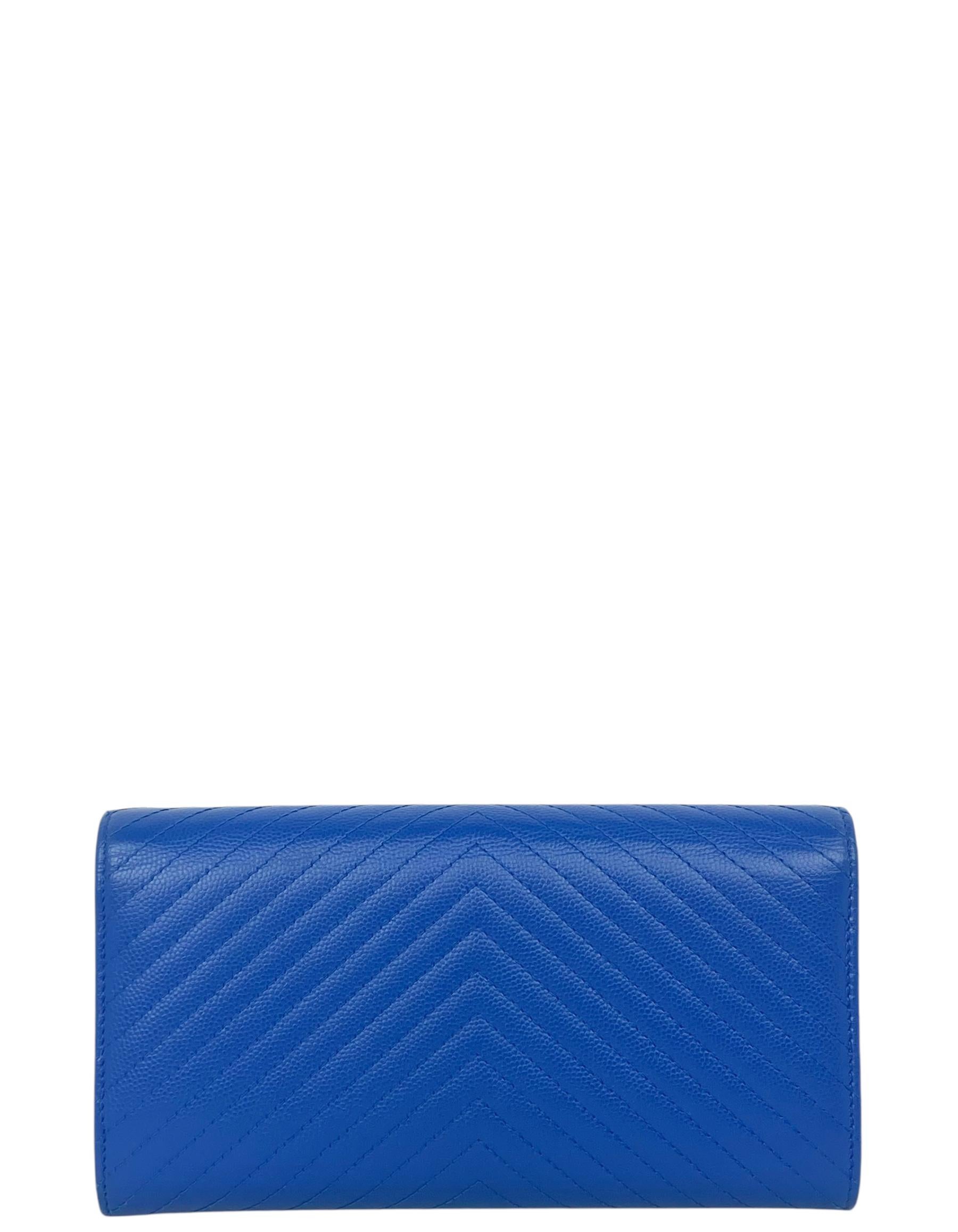 Blu Chanel Portafoglio lungo blu Chevron trapuntato in pelle Caviale CC con soffietto Classic Flap in vendita