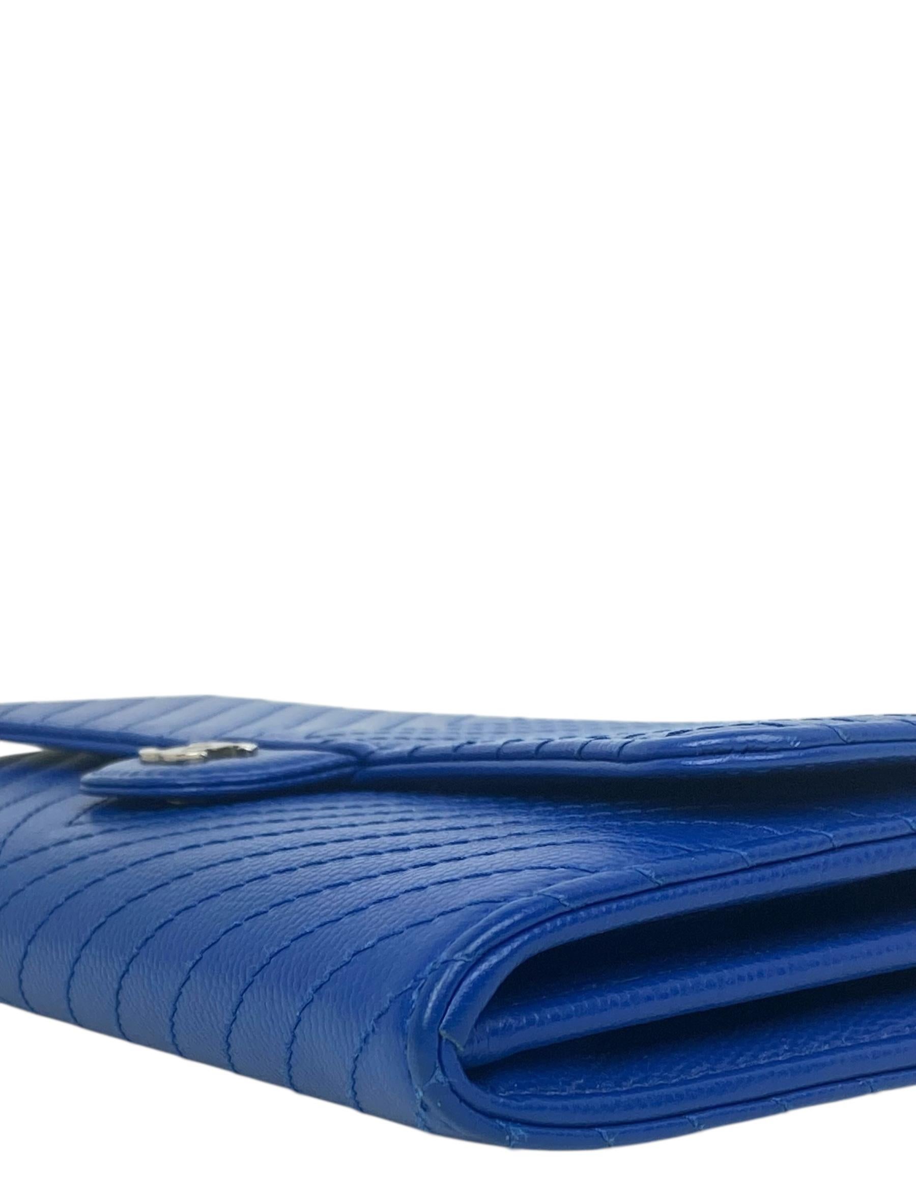 Donna Chanel Portafoglio lungo blu Chevron trapuntato in pelle Caviale CC con soffietto Classic Flap in vendita