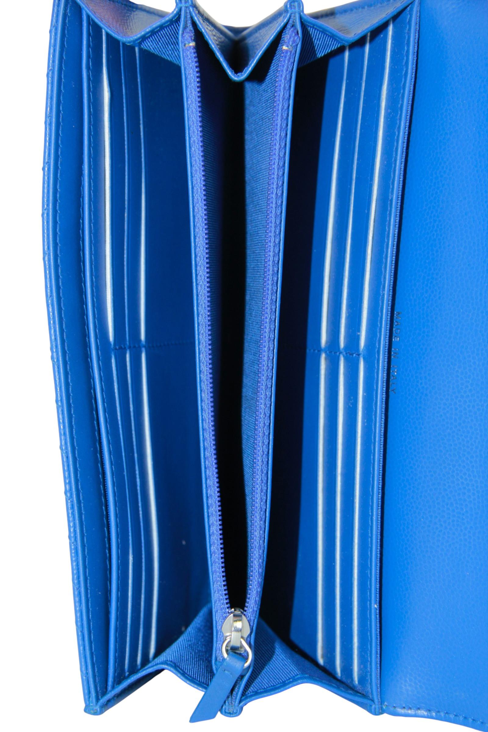 Chanel Portafoglio lungo blu Chevron trapuntato in pelle Caviale CC con soffietto Classic Flap in vendita 1