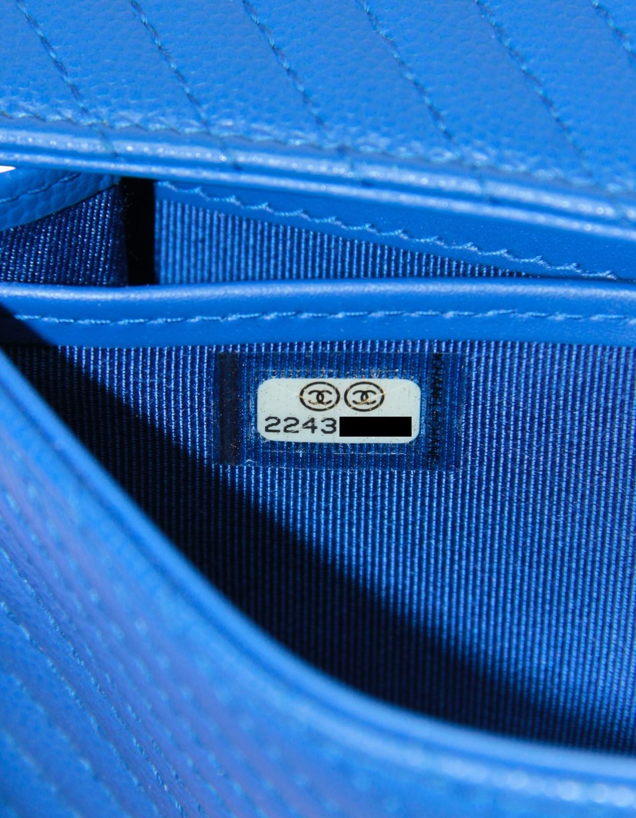Chanel Portafoglio lungo blu Chevron trapuntato in pelle Caviale CC con soffietto Classic Flap in vendita 2