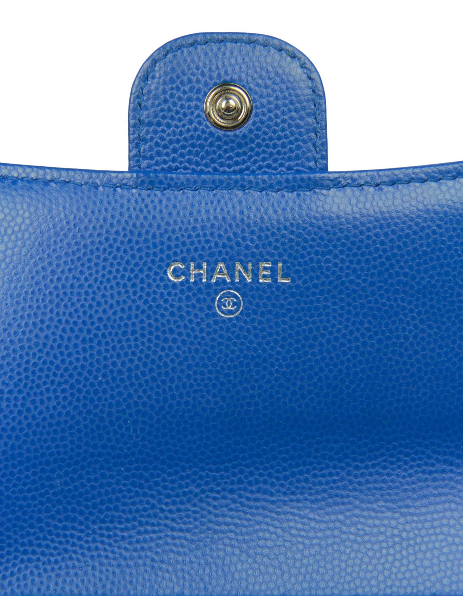 Chanel Portafoglio lungo blu Chevron trapuntato in pelle Caviale CC con soffietto Classic Flap in vendita 4