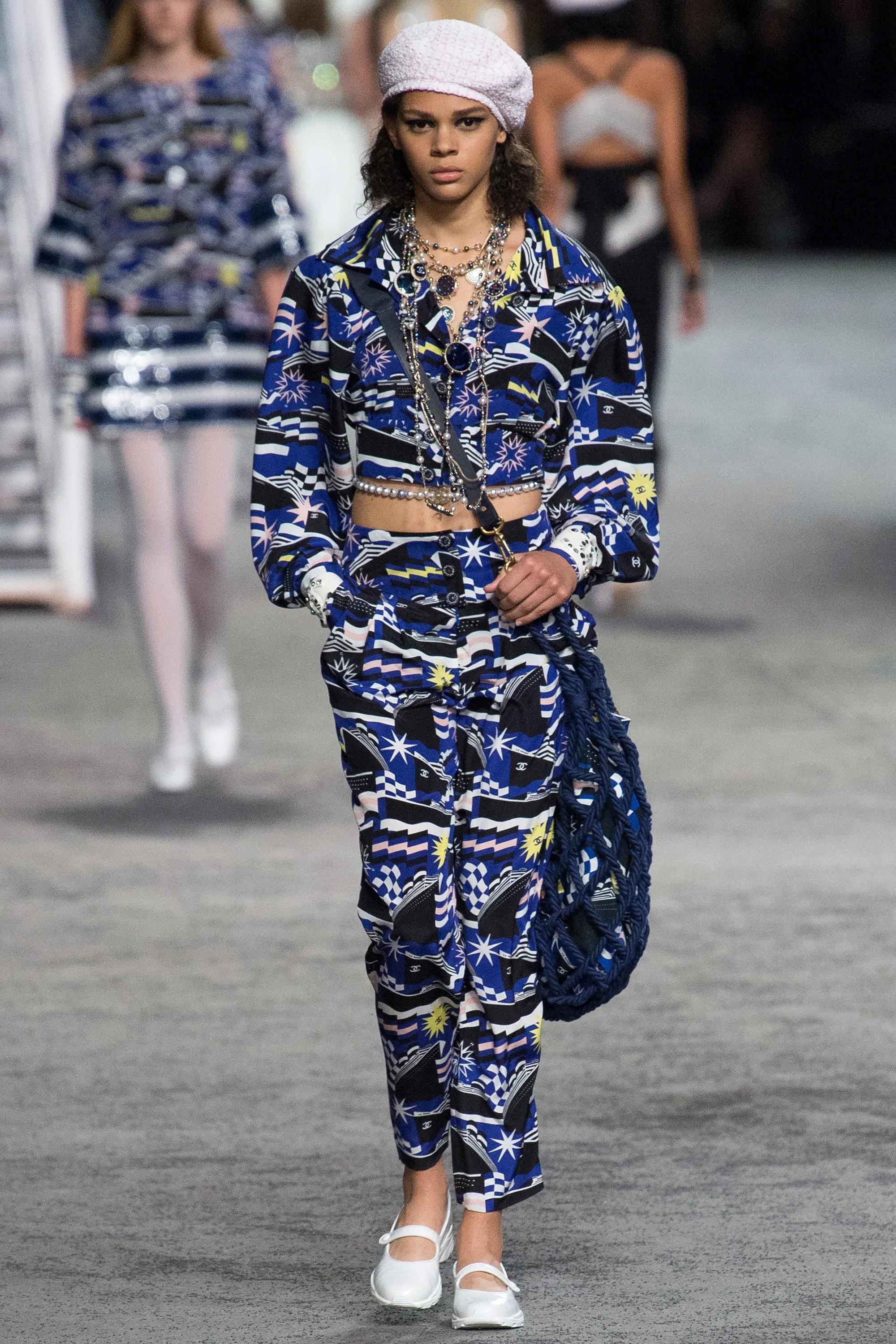 CHANEL blue cotton 2019 19C LA PAUSA PRINTED PLEATED Pants 40 M For Sale 4