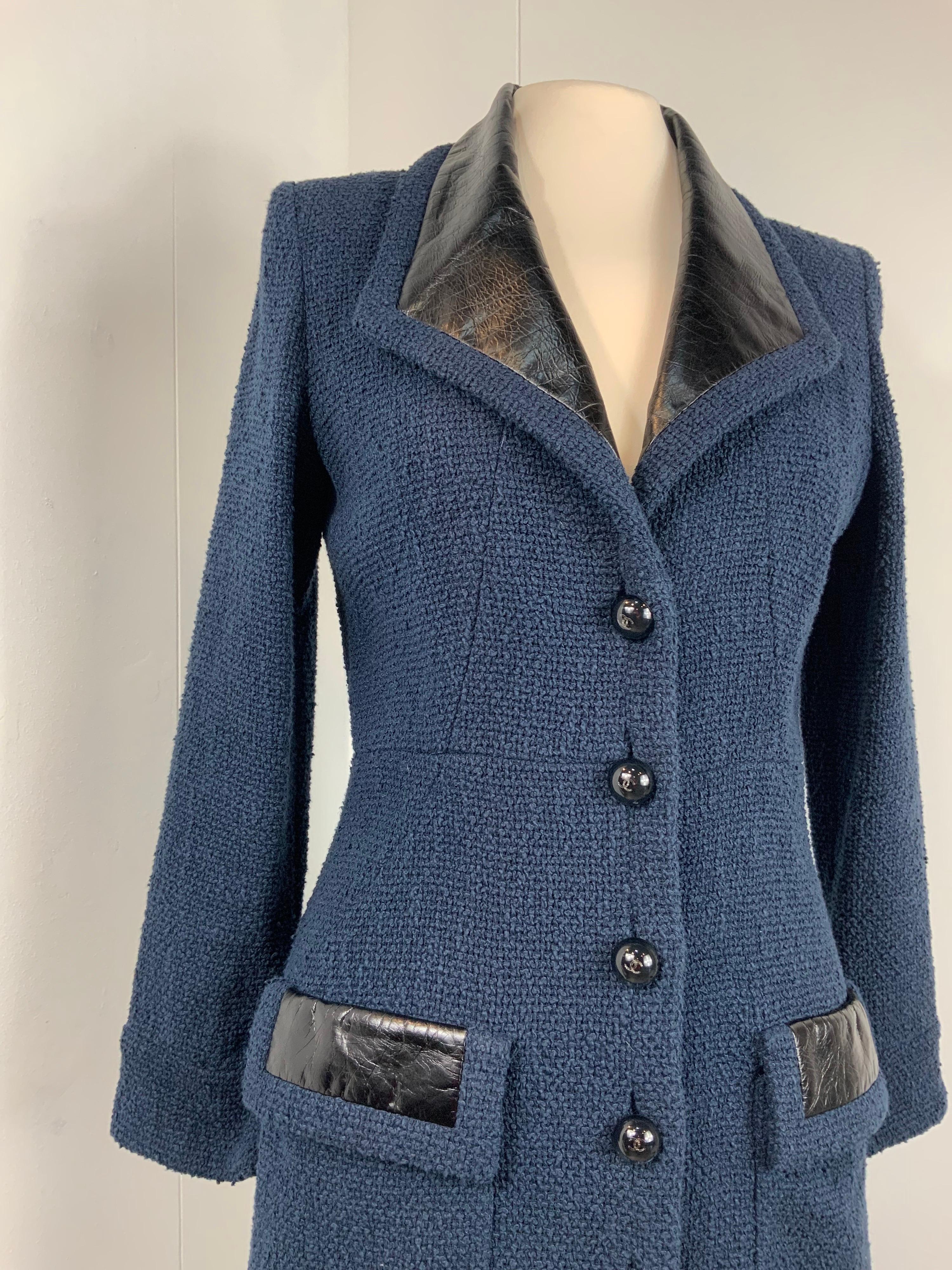 Chanel Coat. 
In cotton and polyamide.
Lining in silk. Leather details.
The size tag is missing but it fits a 40 Italian.
Measurements:
Shoulders 40 cm
Bust 40 cm
Length 95 cm
Sleeves 56 cm 
Conditions: Good - Previously owned and gently worn, with
