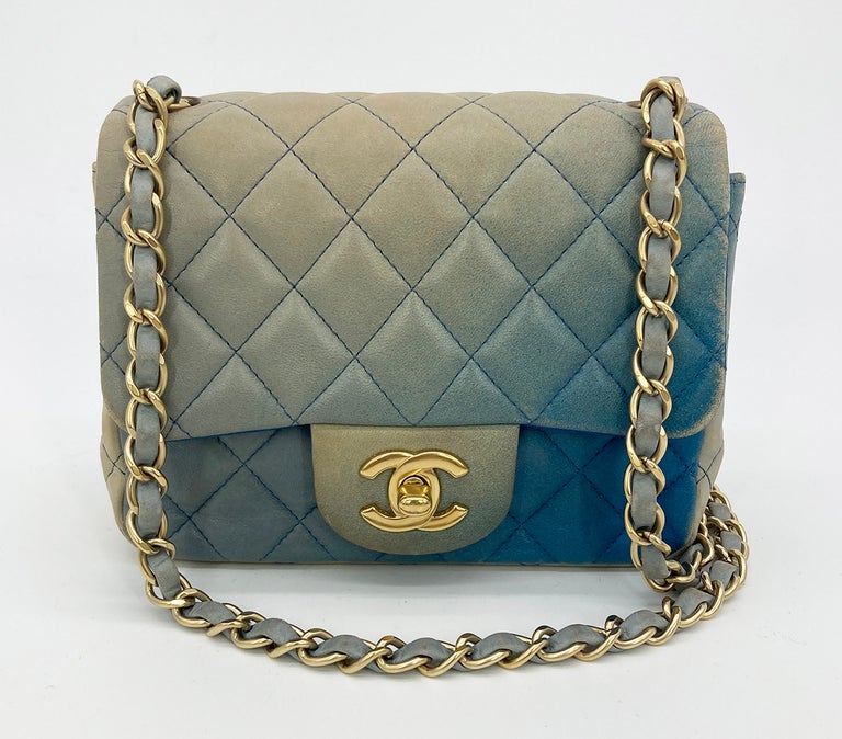 Chanel - Mini sac à rabat carré classique bleu dégradé En vente sur 1stDibs