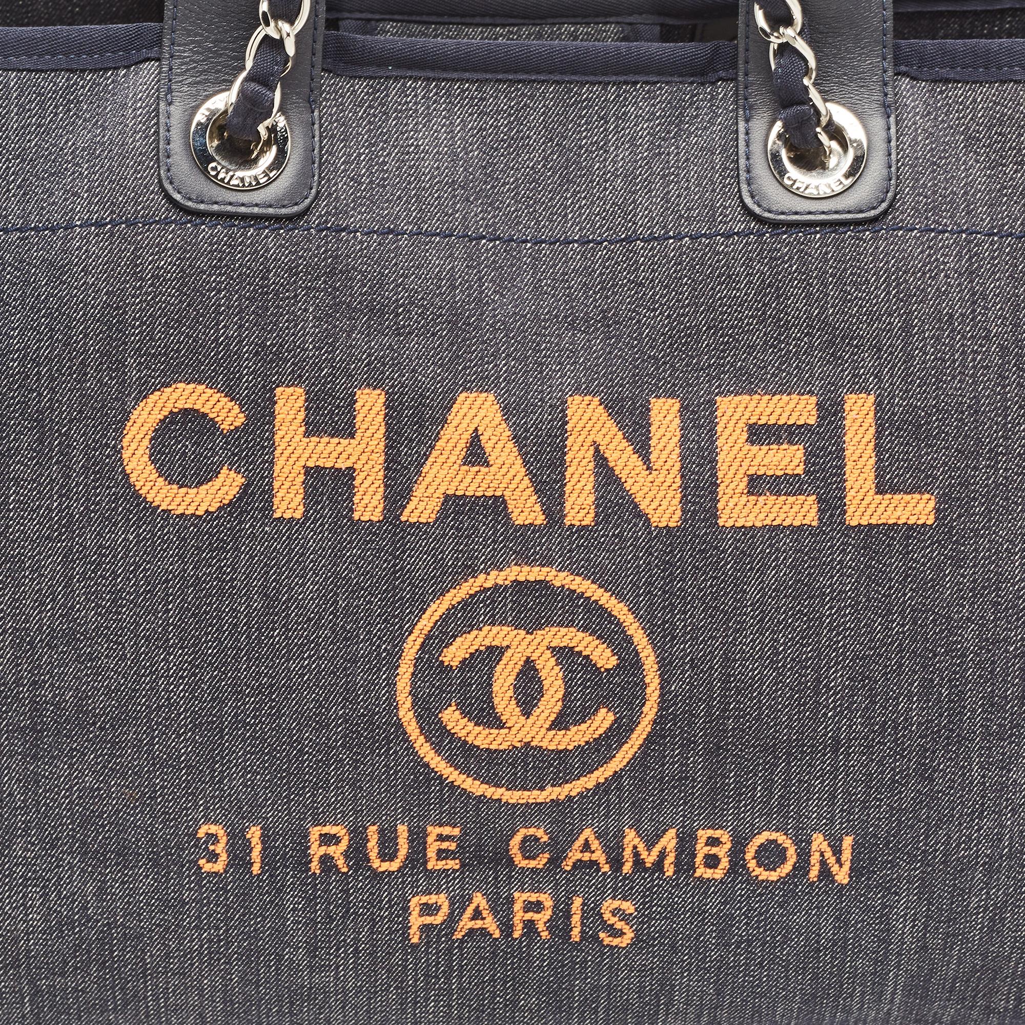 Chanel Bolso mediano Deauville de tela vaquera azul y piel en Excelente Estado en Dubai, Al Qouz 2
