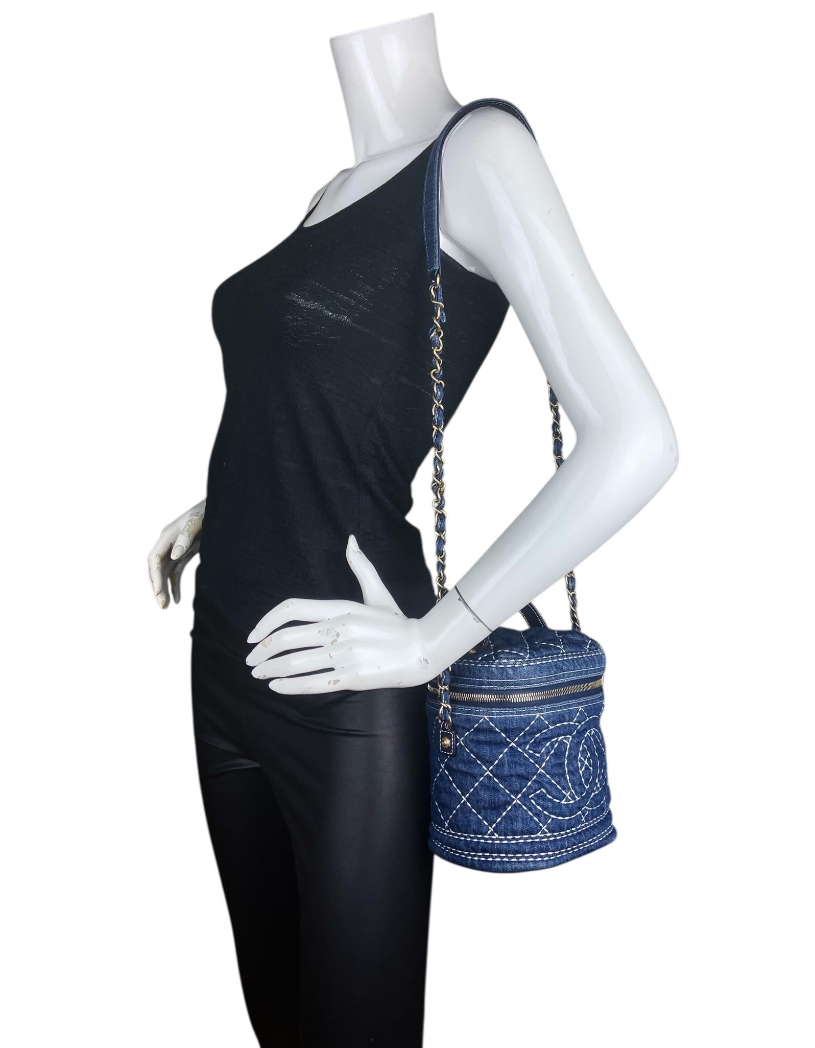 Chanel Borsa Porta Vanità CC in denim blu con Stitch by Stitch bianco a contrasto

Prodotto in: Italia
Anno di produzione: 2019
Colore: blu e bianco
Hardware: Oro
Materiali: Denim con finiture in pelle
Fodera: Tela blu
Chiusura/apertura: Zip