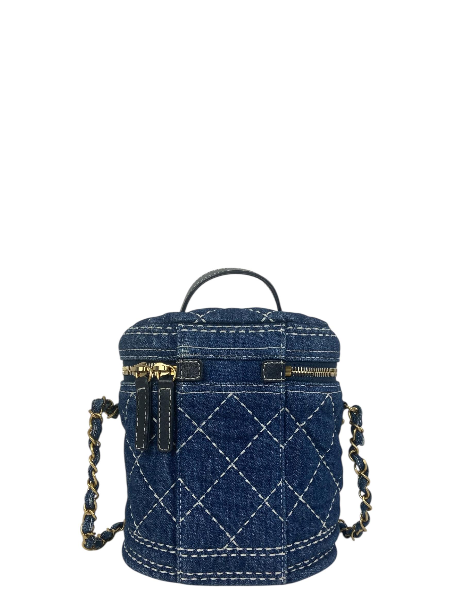 Nero Chanel Borsa Porta Vanità CC in denim blu con Stitch by Stitch bianco a contrasto in vendita