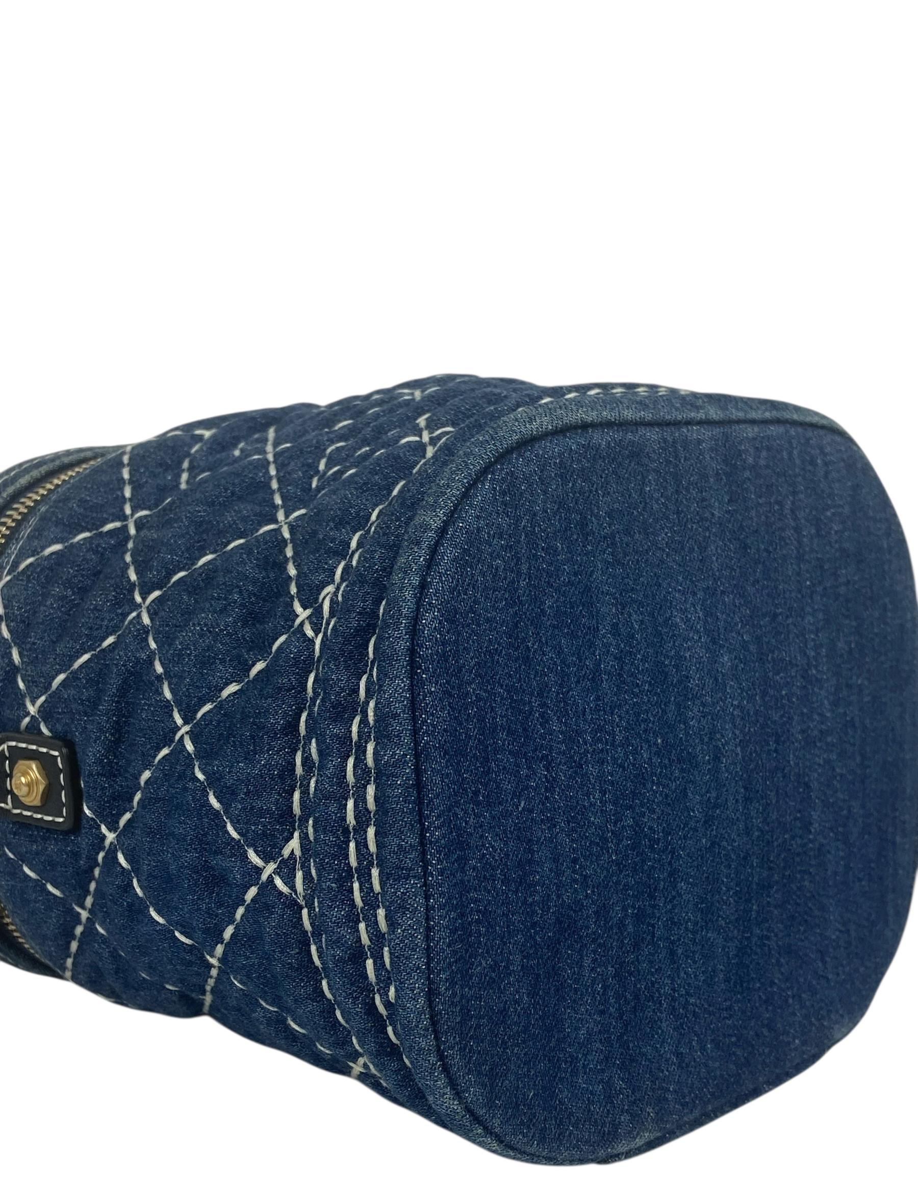 Chanel Borsa Porta Vanità CC in denim blu con Stitch by Stitch bianco a contrasto In condizioni ottime in vendita a New York, NY
