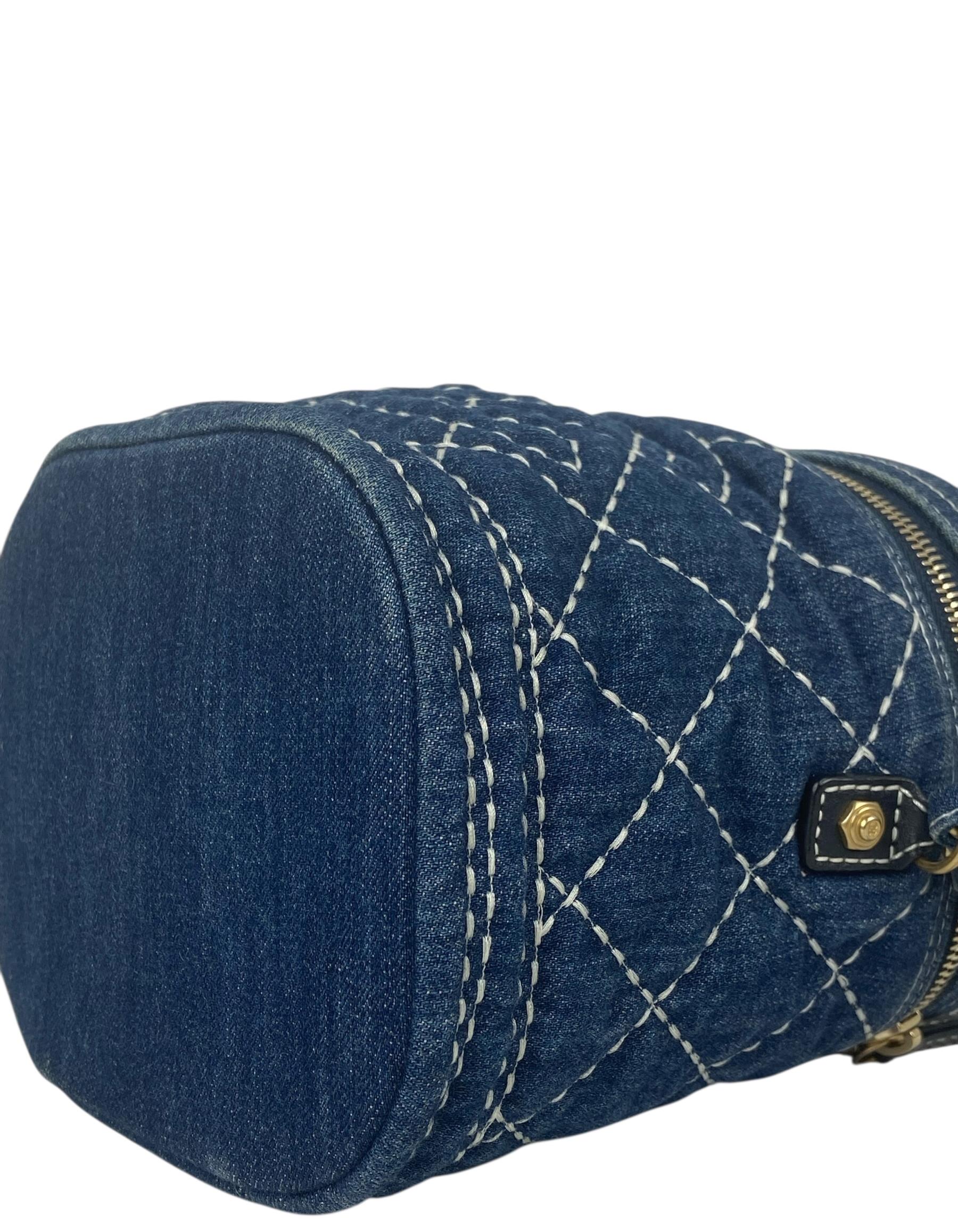Donna Chanel Borsa Porta Vanità CC in denim blu con Stitch by Stitch bianco a contrasto in vendita