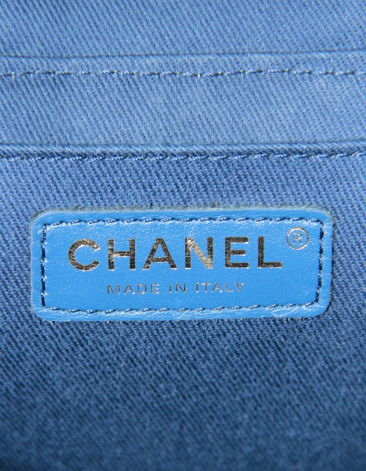 Chanel Borsa Porta Vanità CC in denim blu con Stitch by Stitch bianco a contrasto in vendita 2