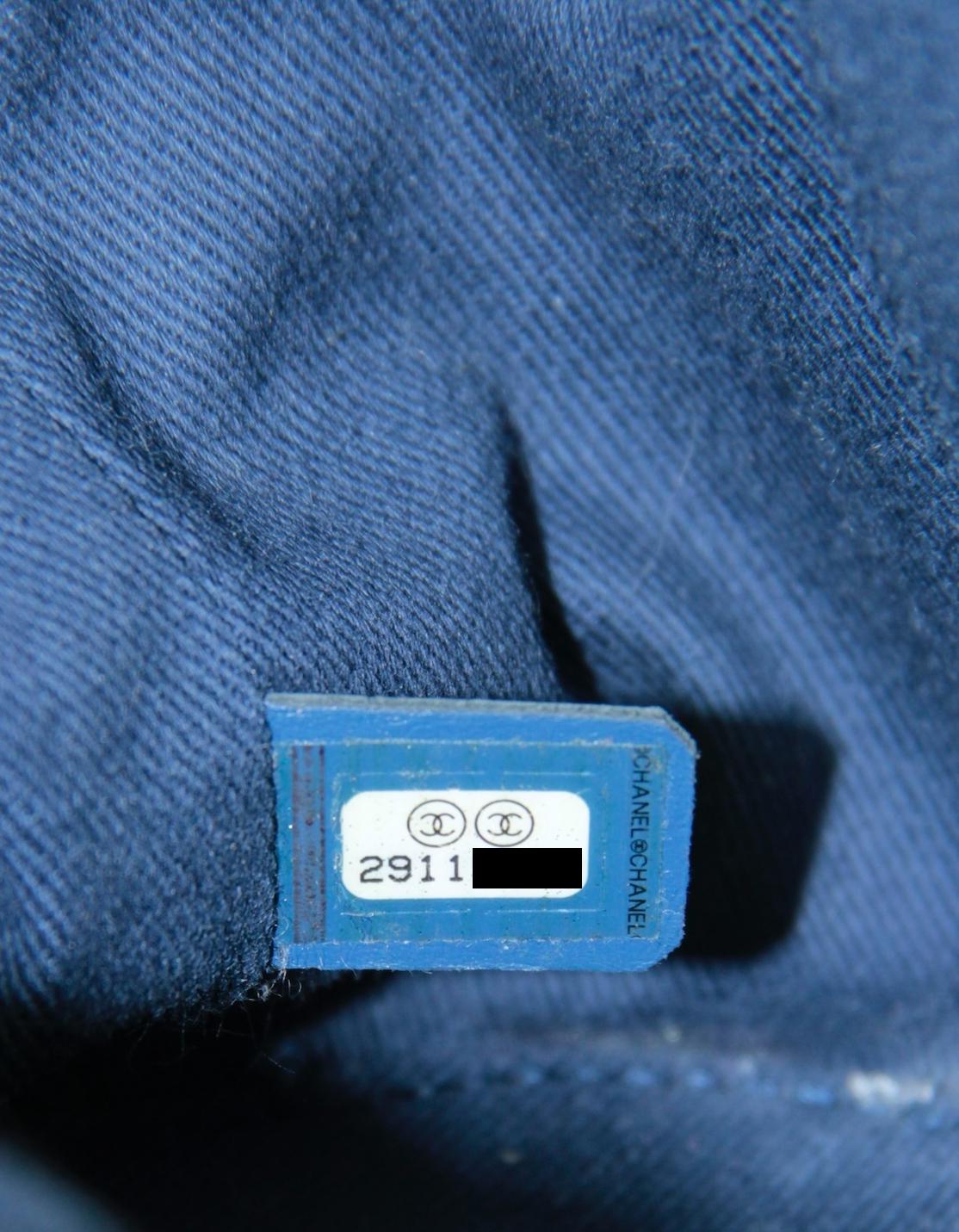 Chanel Borsa Porta Vanità CC in denim blu con Stitch by Stitch bianco a contrasto in vendita 3