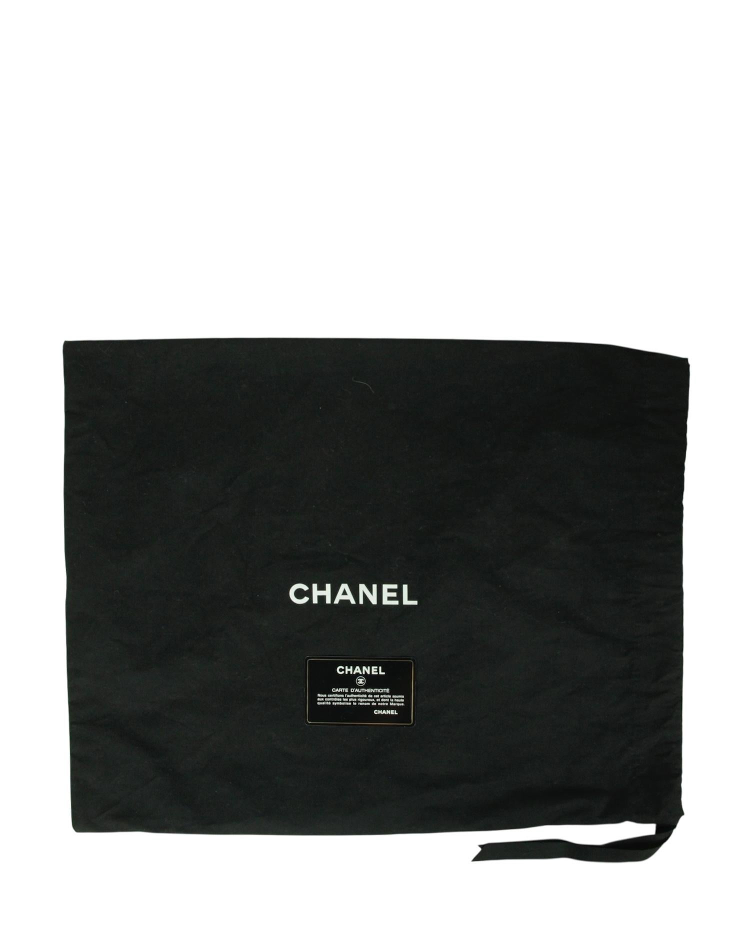 Chanel Borsa Porta Vanità CC in denim blu con Stitch by Stitch bianco a contrasto in vendita 4