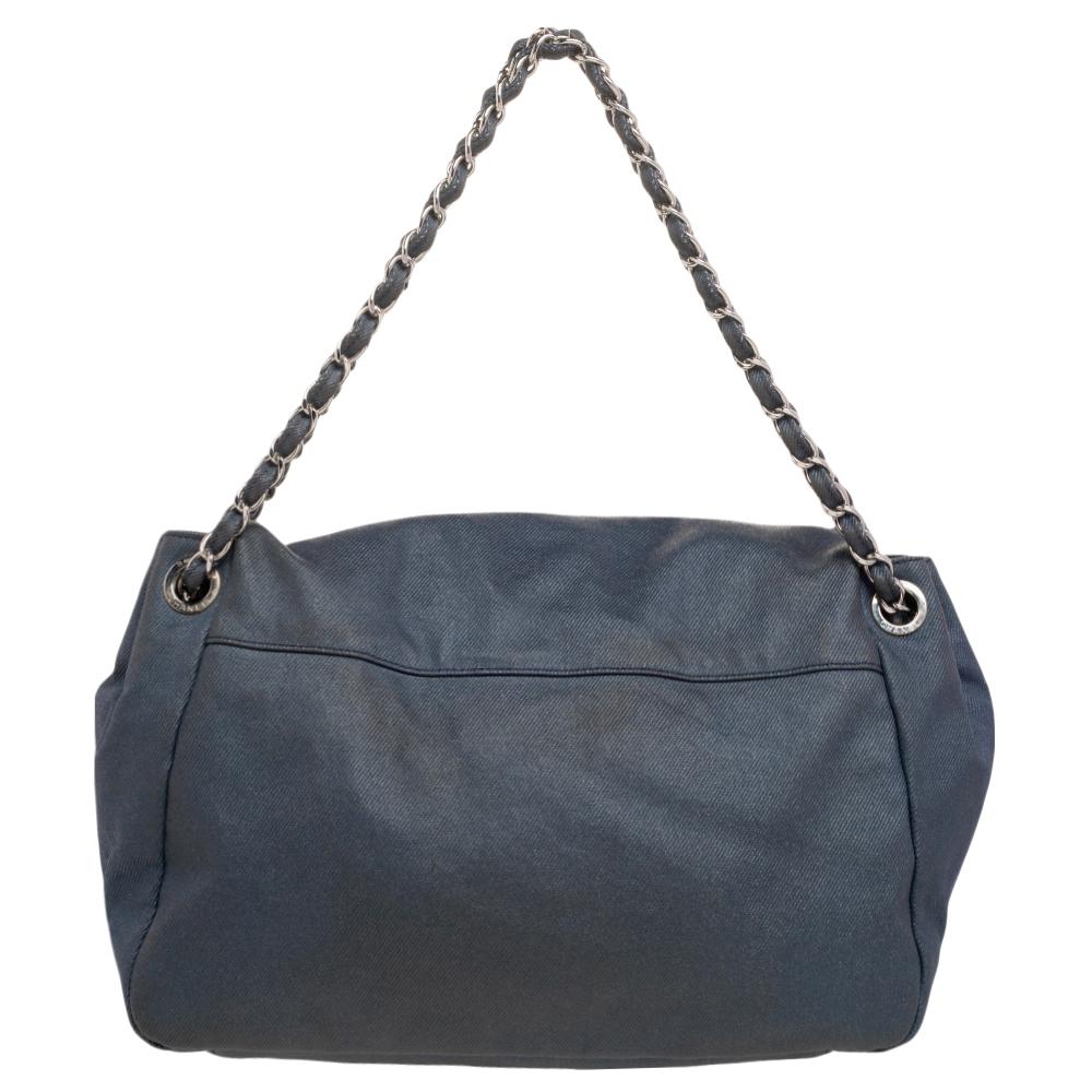 This Chanel bag has it all! From the smooth blue denim exterior to the roomy interior and CC logo at the front, this bag will definitely redefine what you think of a day bag. The fabric-lined interior has pockets. This bag is accented with