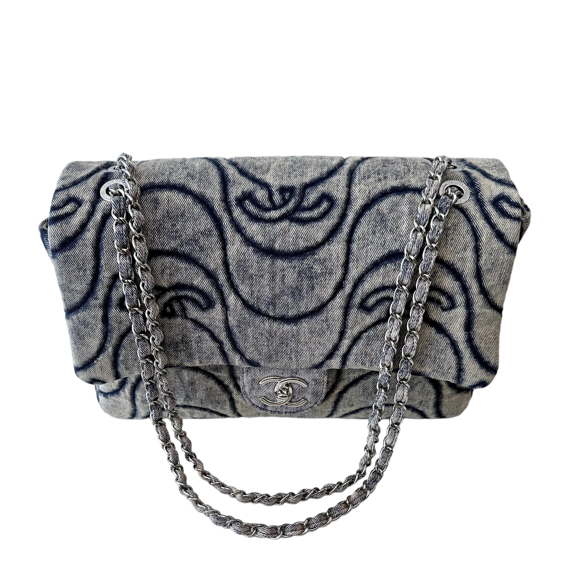 This pre-owned denim embossed Timeless CC Flap bag from the house of Chanel is in perfect condition.
It is crafted of fadded blue denim.
It features a silver chain denim-threaded shoulder strap and a flap with a matching silver Chanel CC turn-lock.