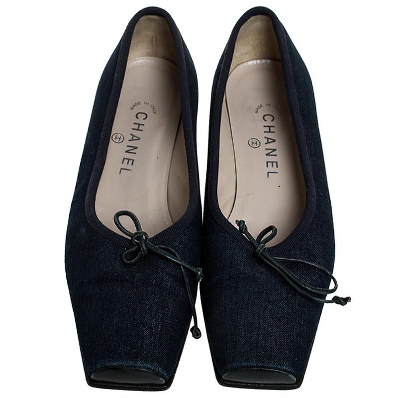 Be it a formal dress or a pantsuit, these Chanel pumps are sure to add an extra edge to your looks. Set on comfortable block heels, this pair is crafted from denim and detailed with a bow on the uppers.

