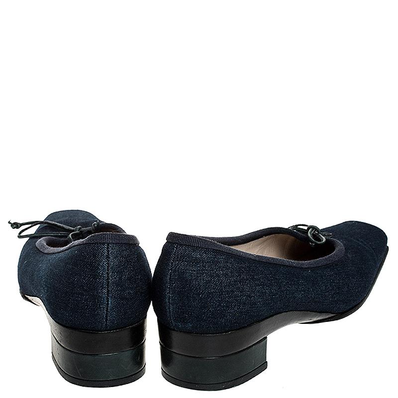 Chanel Blue Denim Fabric Trim Block Heel Bow Detail Pumps Size 38.5 In Good Condition In Dubai, Al Qouz 2