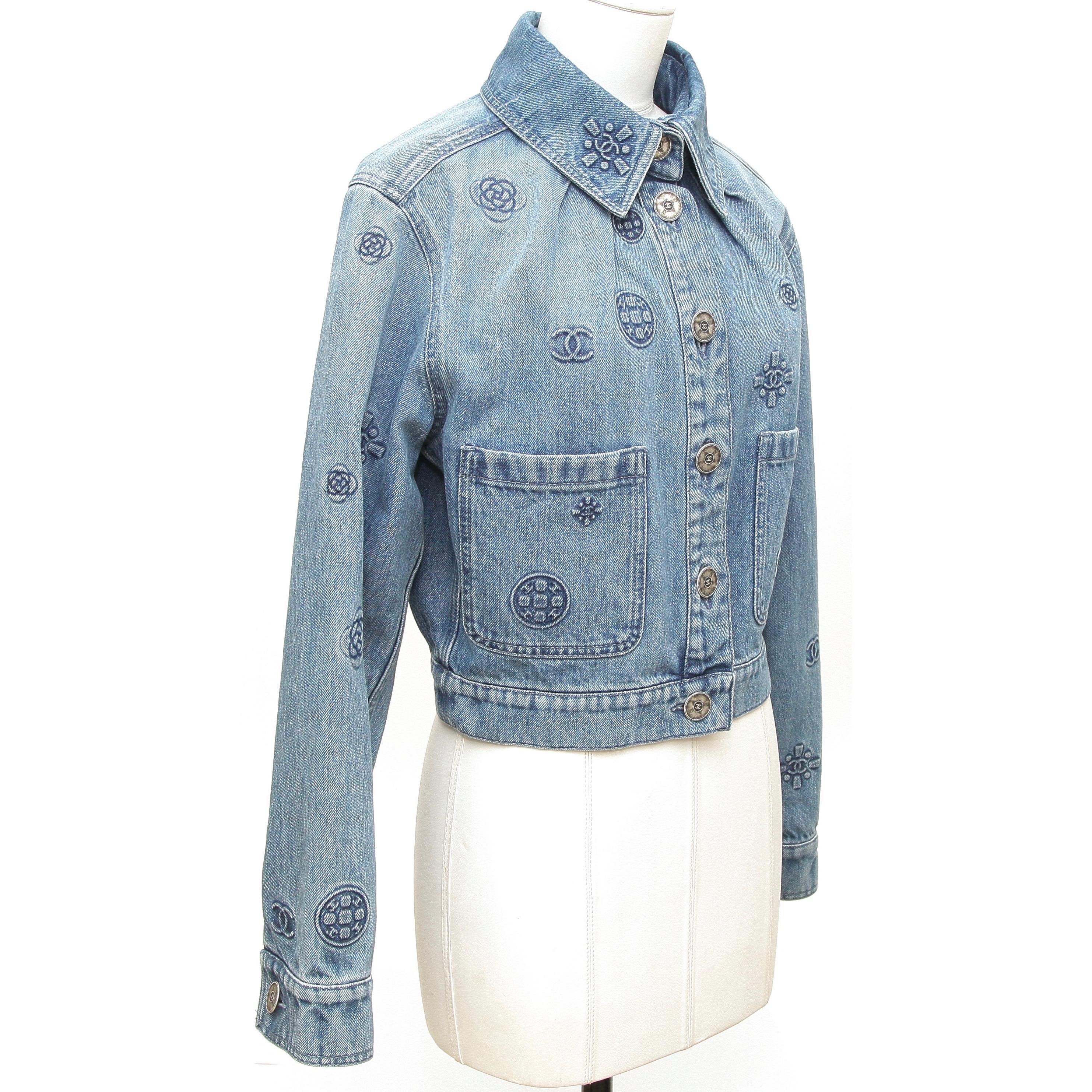 GUARANTEED AUTHENTIC CHANEL SPRING 2021 BLUE DENIM EMBOSSED LOGO JACKET

Design:
- Blue denim jacket.
- Embossed logo throughout.
- Button closure.
- Pointed collar.
- Dual patch pockets.
- Long sleeve.
- Comes with extra fabric swatch.

Fabric: