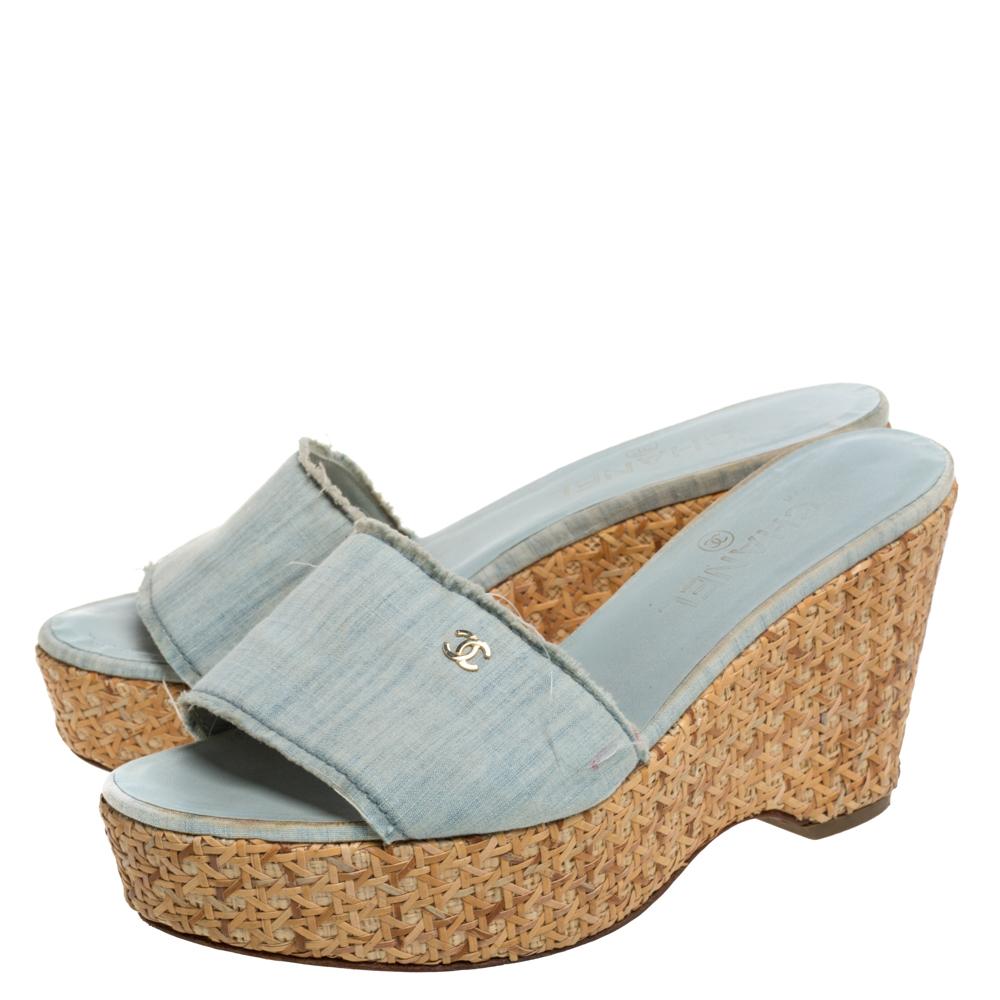Chanel Sandalias con cuña de rafia y puntera abierta en denim azul talla 38.5 Marrón