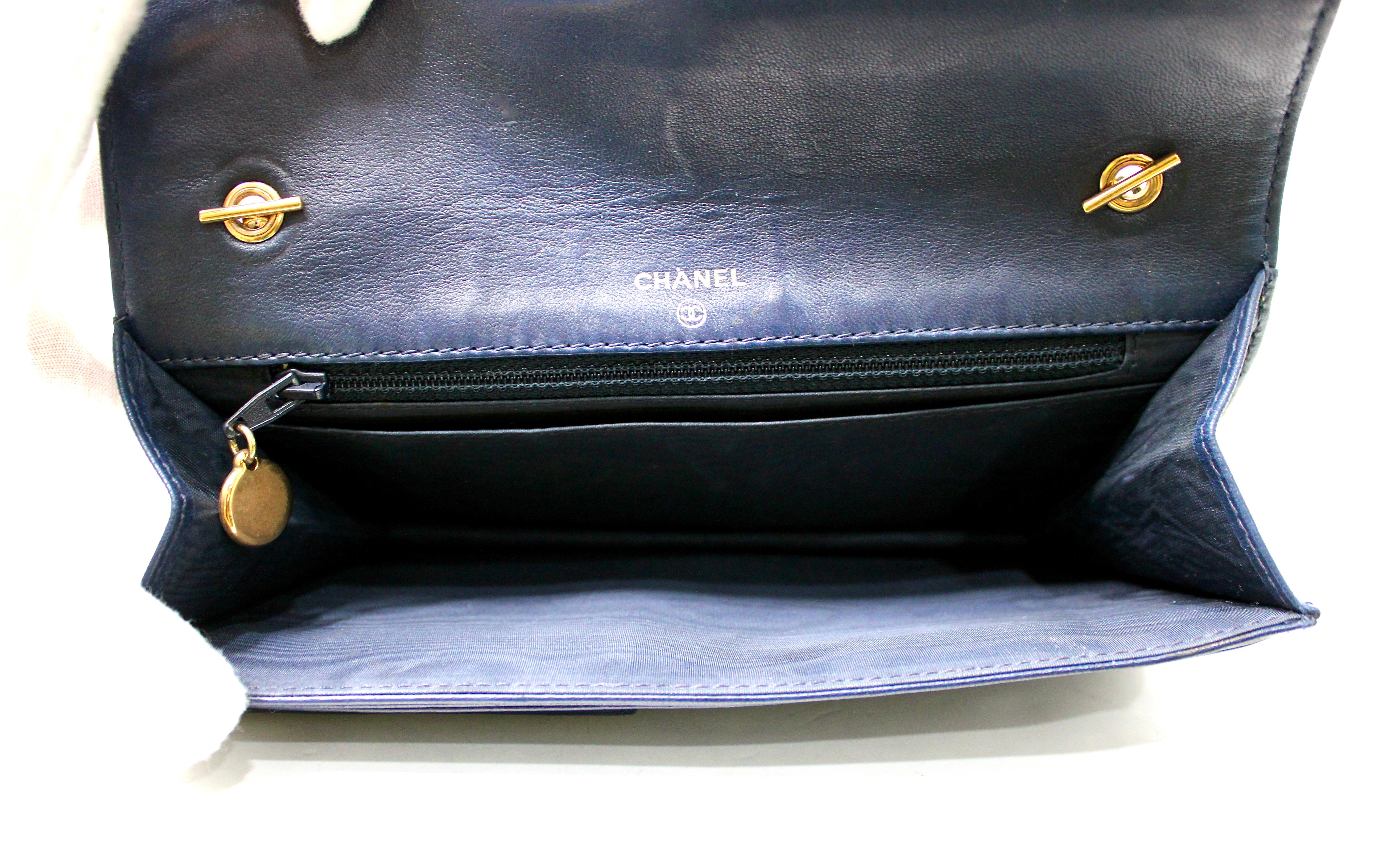Chanel Portefeuille intemporel en denim bleu sur chaîne circa 1990 5