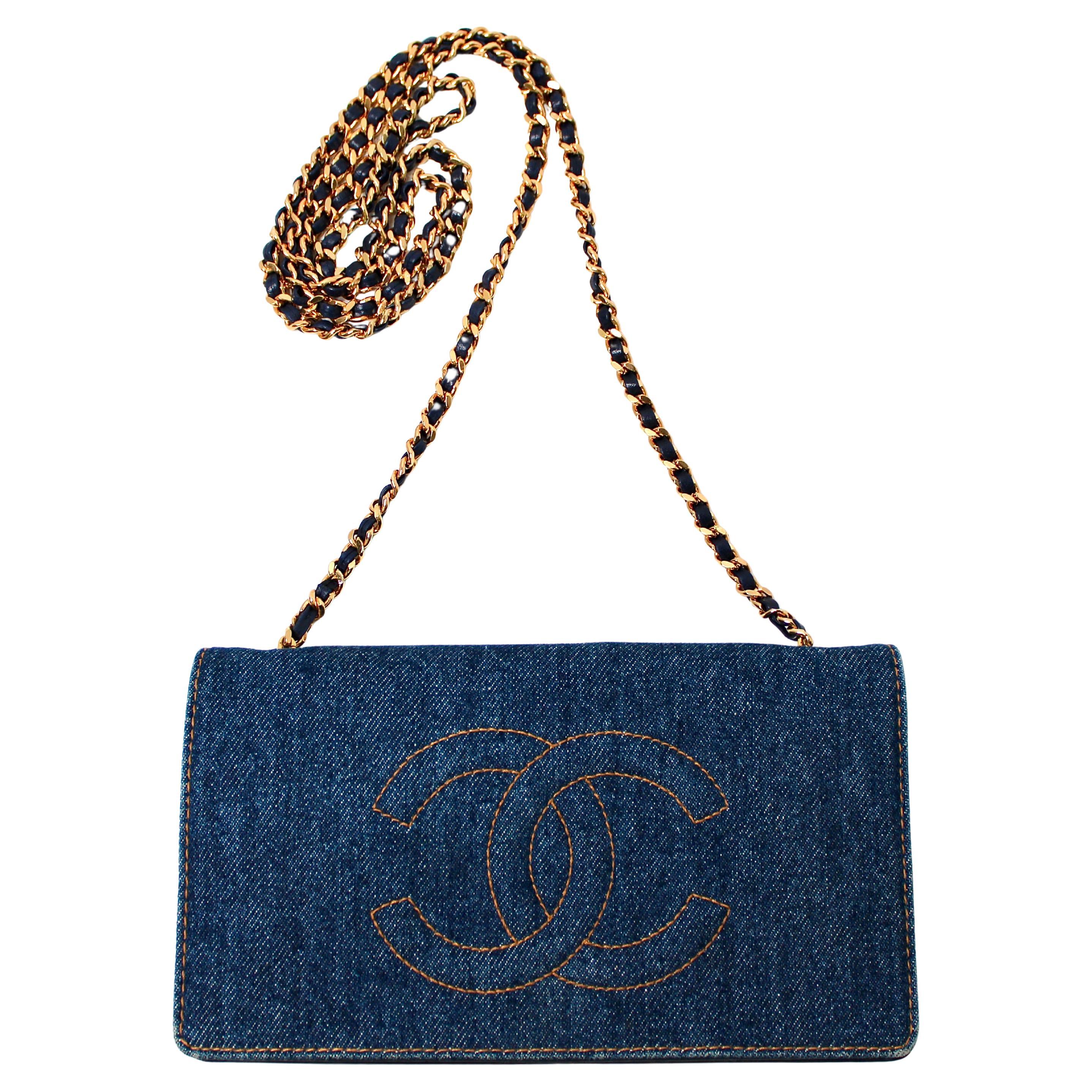 Le portefeuille intemporel sur chaîne en denim bleu de Chanel, datant du milieu des années 1990, vers 1996-1997, est une pièce distinctive et hautement collectionnable qui incarne l'esthétique emblématique de la marque. Confectionné en denim bleu