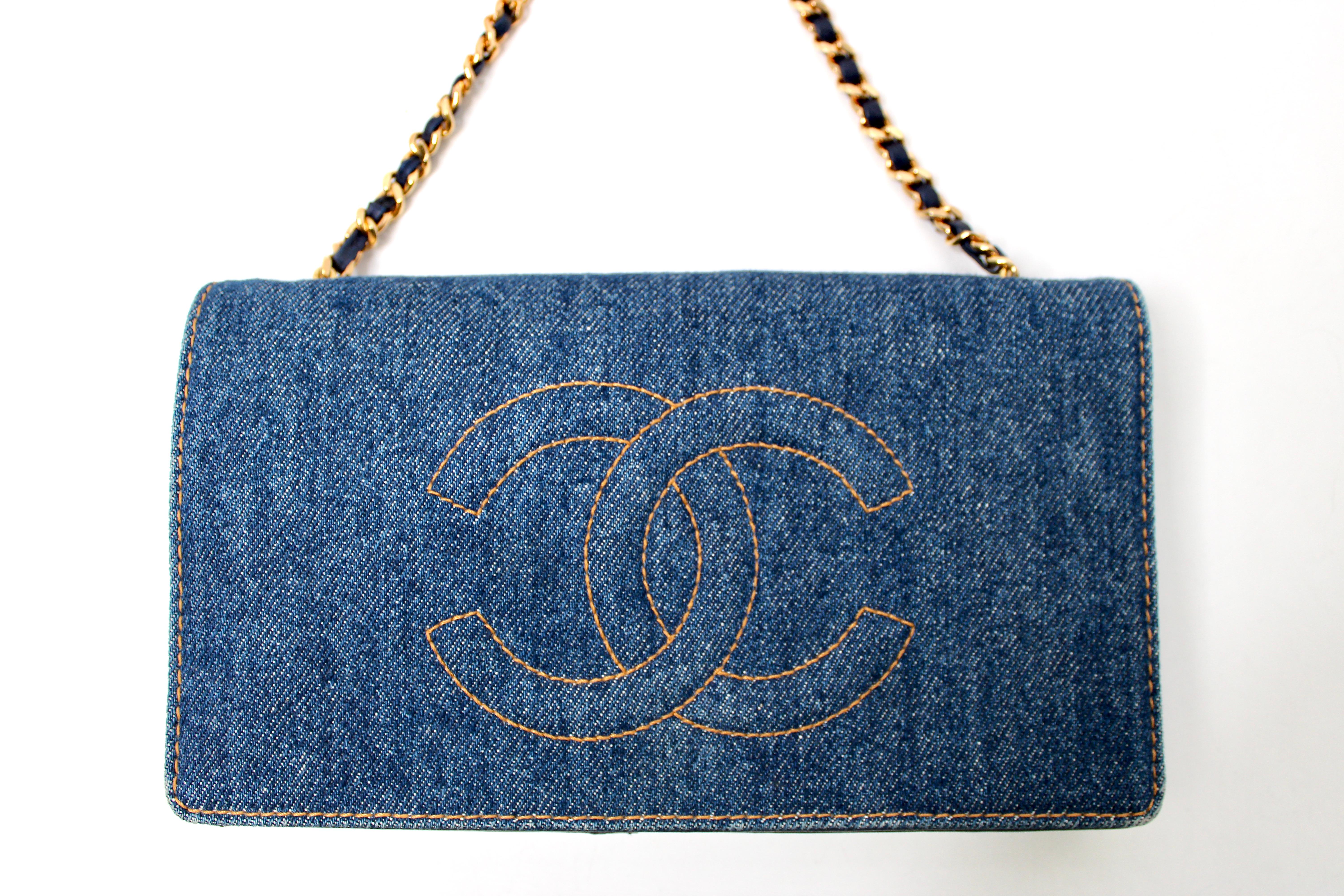 Bleu Chanel Portefeuille intemporel en denim bleu sur chaîne circa 1990