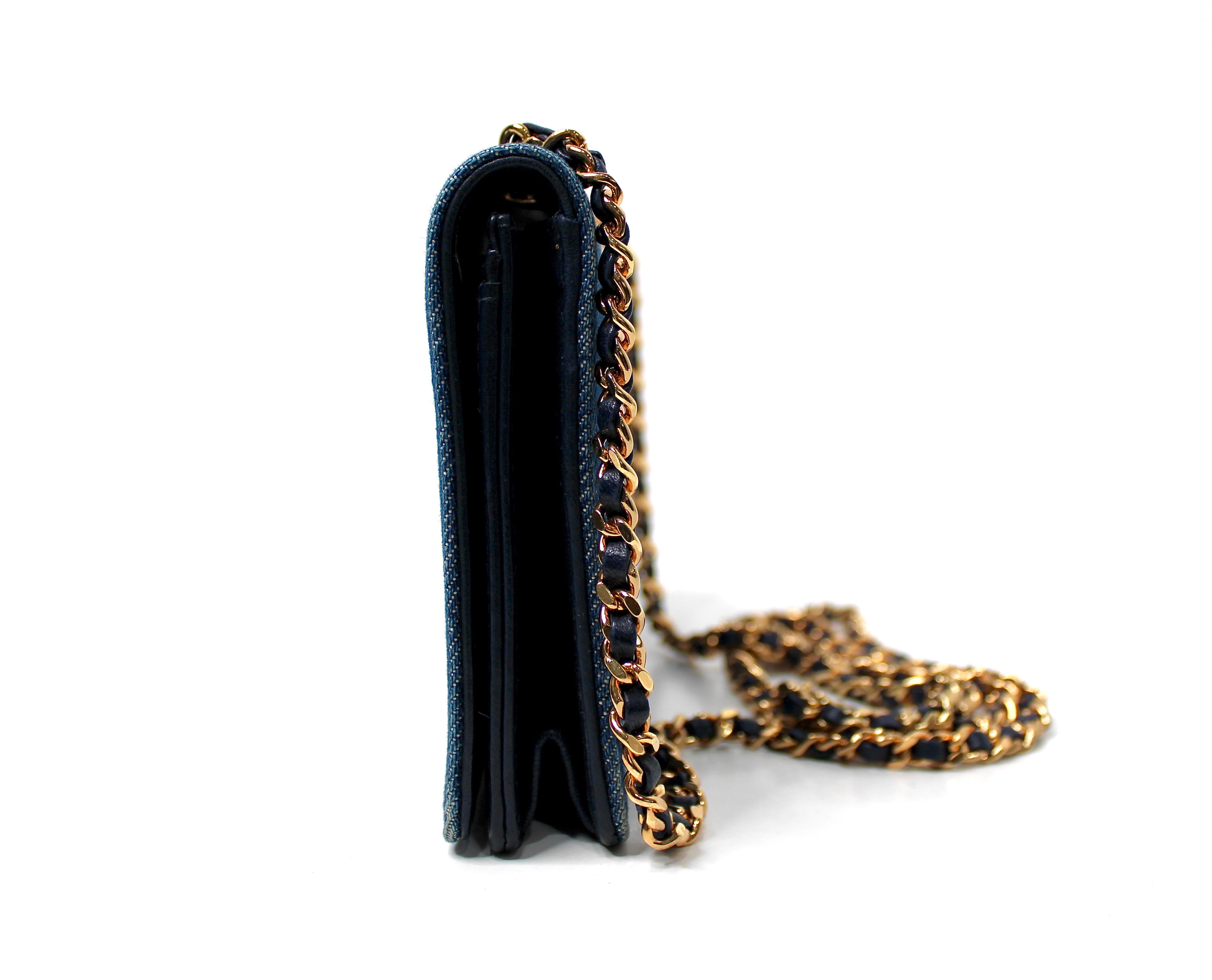 Chanel Portefeuille intemporel en denim bleu sur chaîne circa 1990 Bon état à Scottsdale, AZ