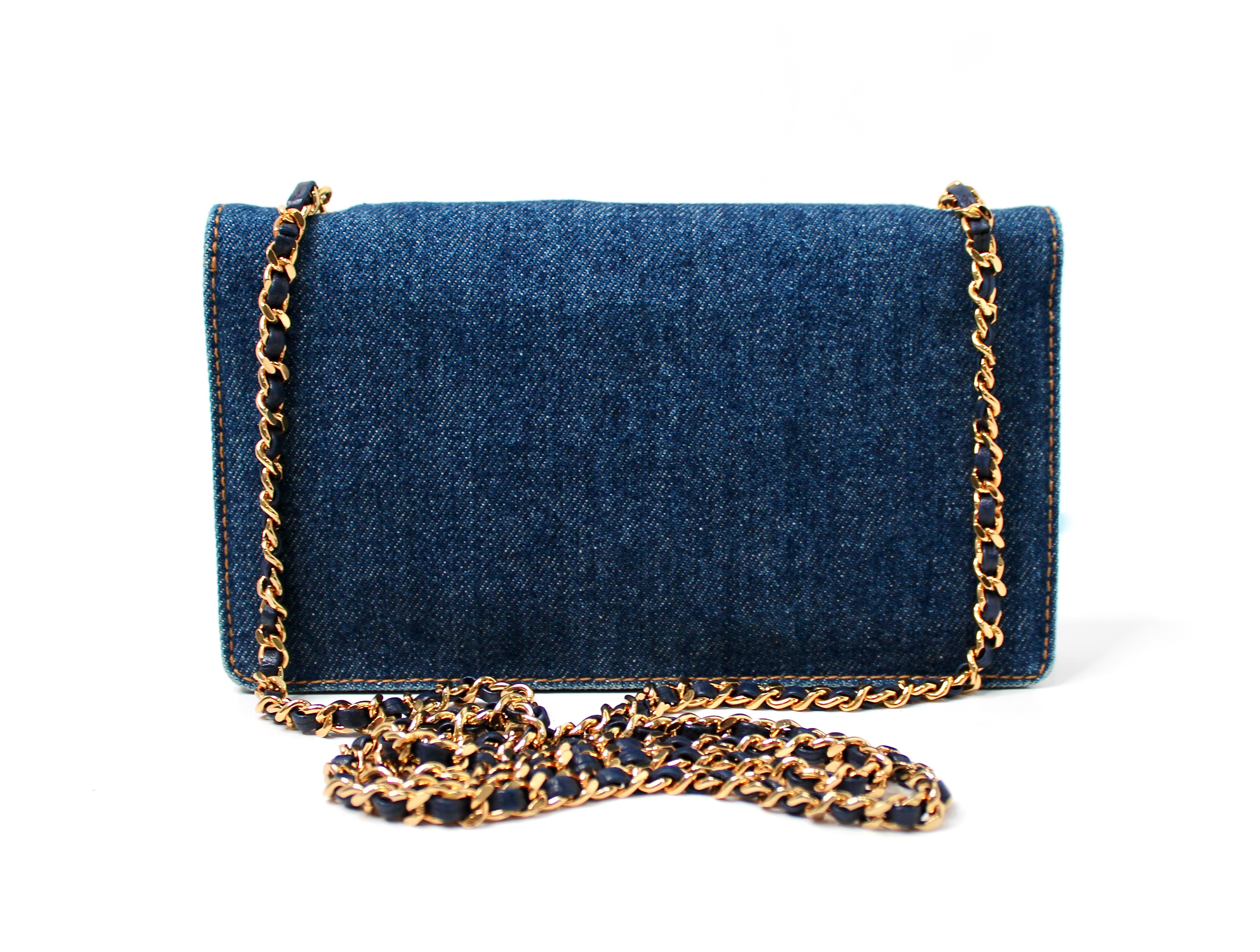  Chanel Portefeuille intemporel en denim bleu sur chaîne circa 1990 Pour femmes 